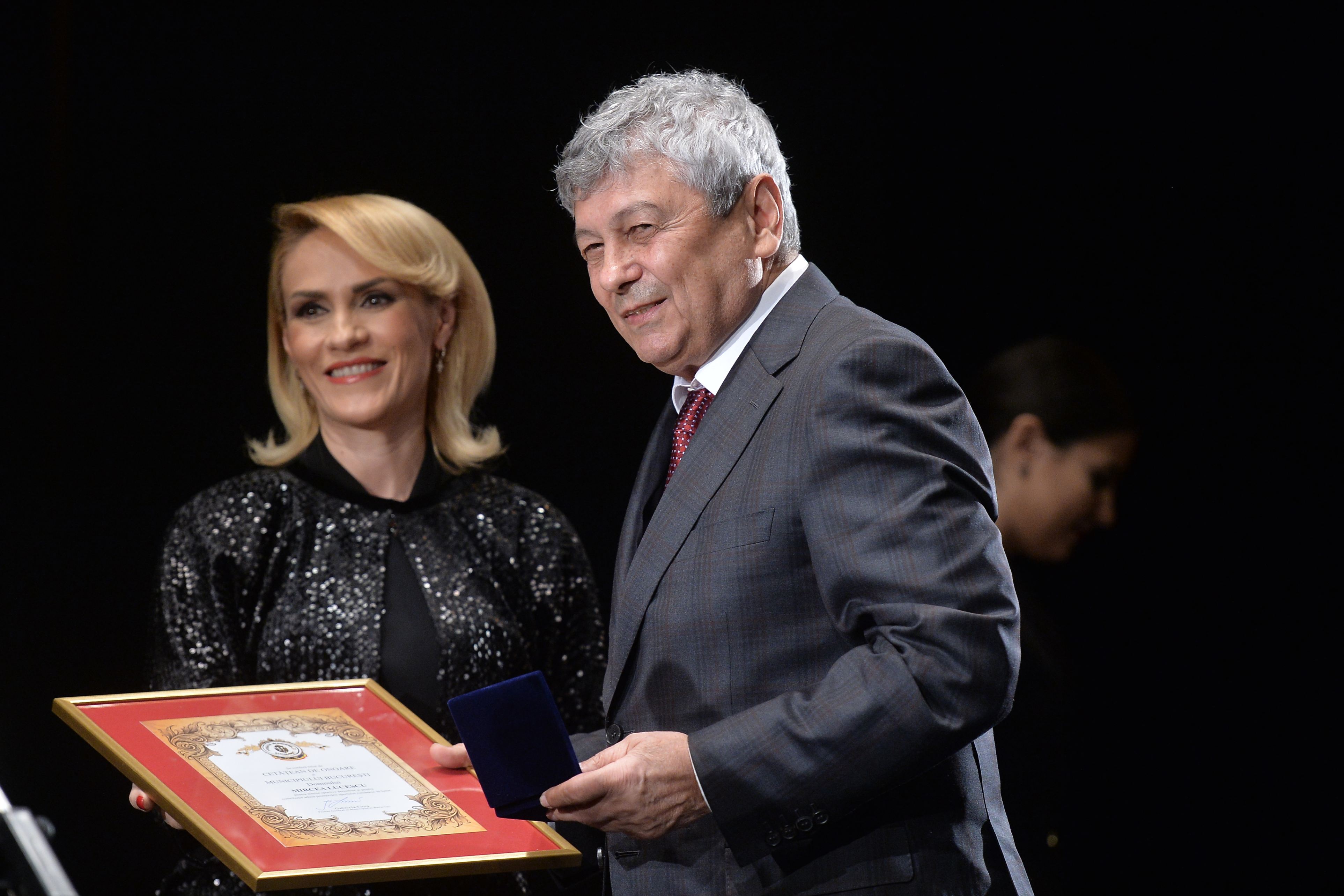 FOTO | Cristina Neagu, numită cetățean de onoare al Municipiului București.  "Îmi pare rău că ne întâlnim în asemenea condiţii"