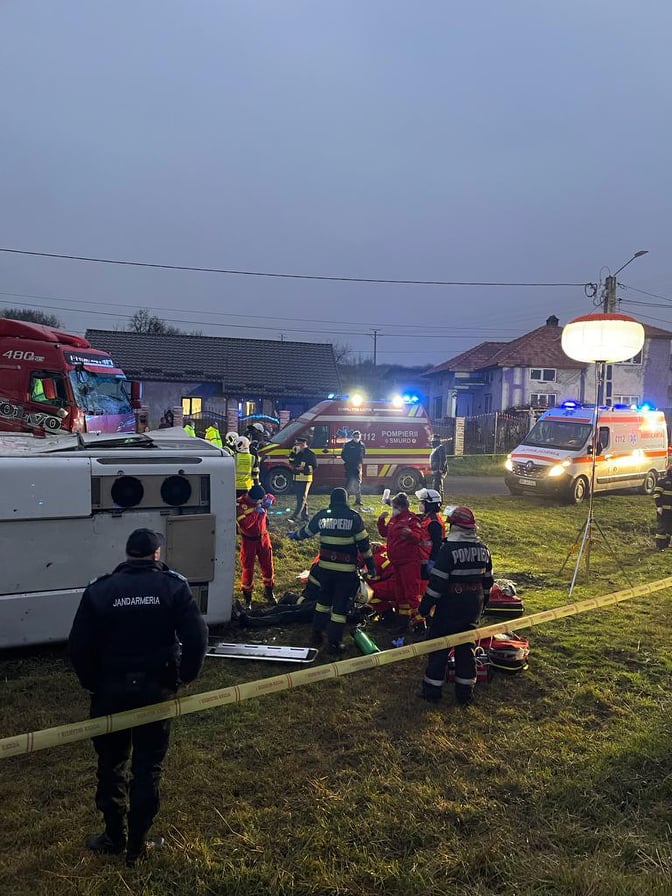 O persoană a murit și 14 au fost rănite, după ce o cisternă cu motorină s-a ciocnit cu un microbuz, în Bistriţa-Năsăud