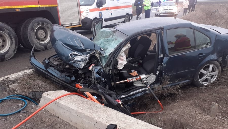 O asistentă medicală plânge lângă șoferul mort într-un accident din Teleorman: „Durerea neputinței”