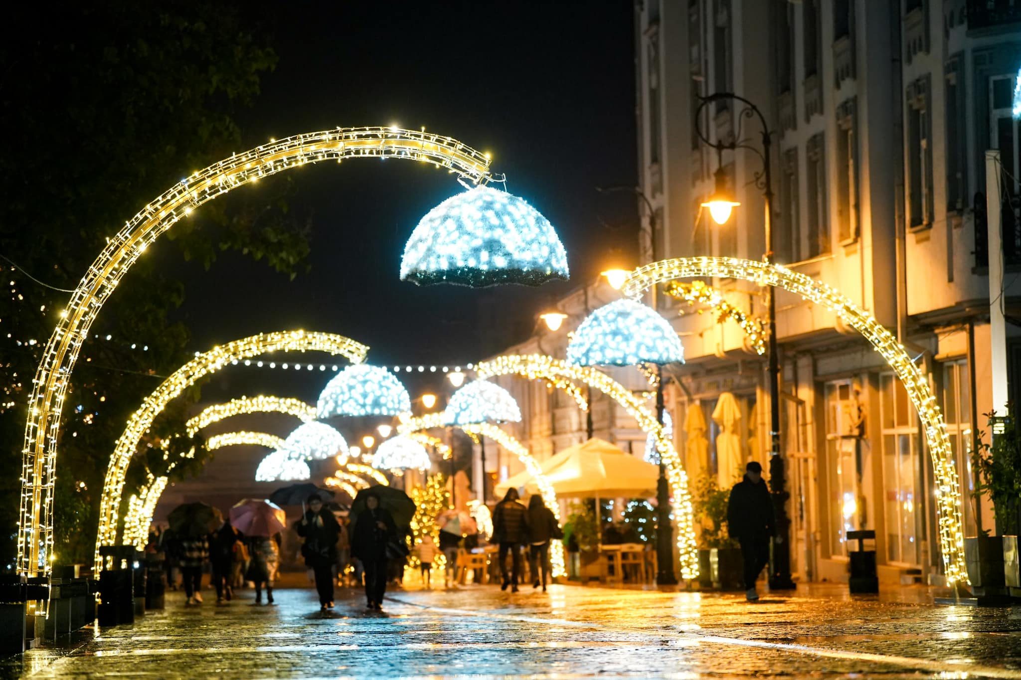 FOTO. Târgul de Crăciun de la Craiova și-a deschis porțile: o roată panoramică-gigant, patinoar, căsuțe cu produse tradiționale și două milioane de beculețe au transformat Bănia