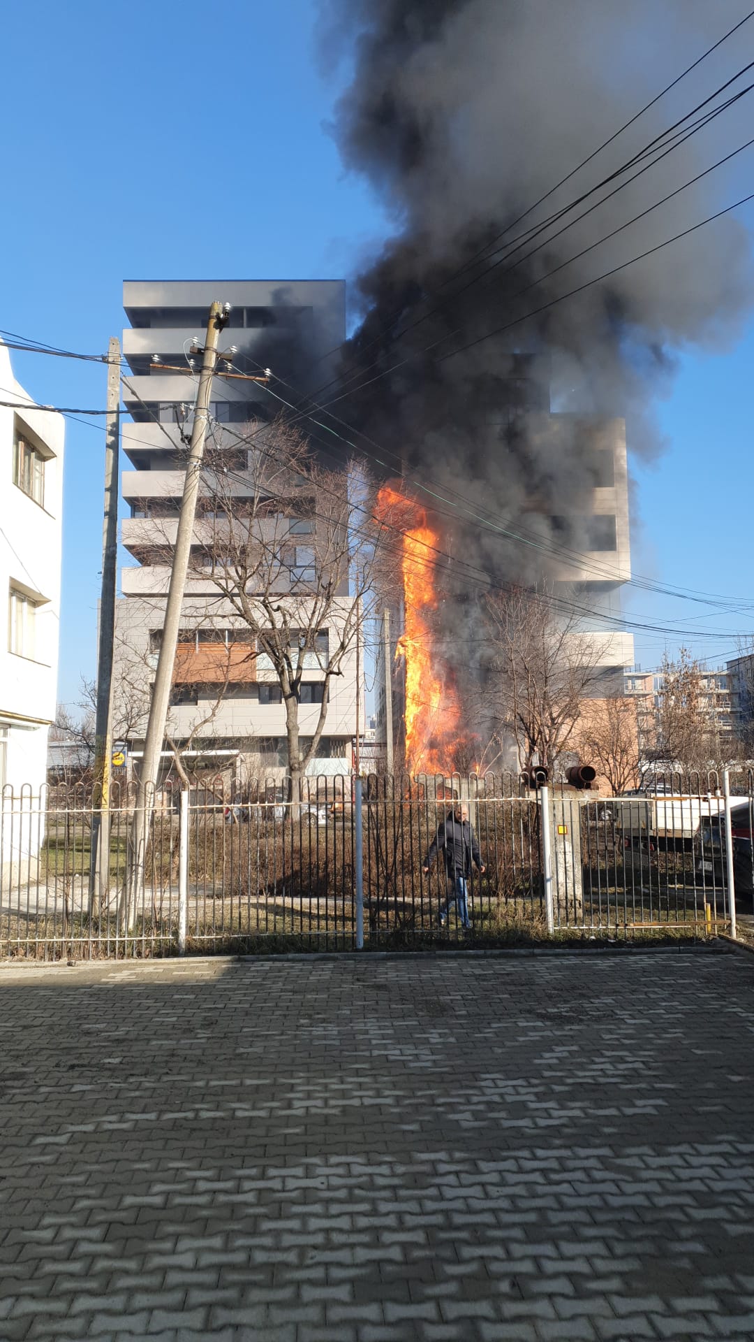 Incendiu puternic la o sală de sport din Iași. Mai multe persoane au fost evacuate