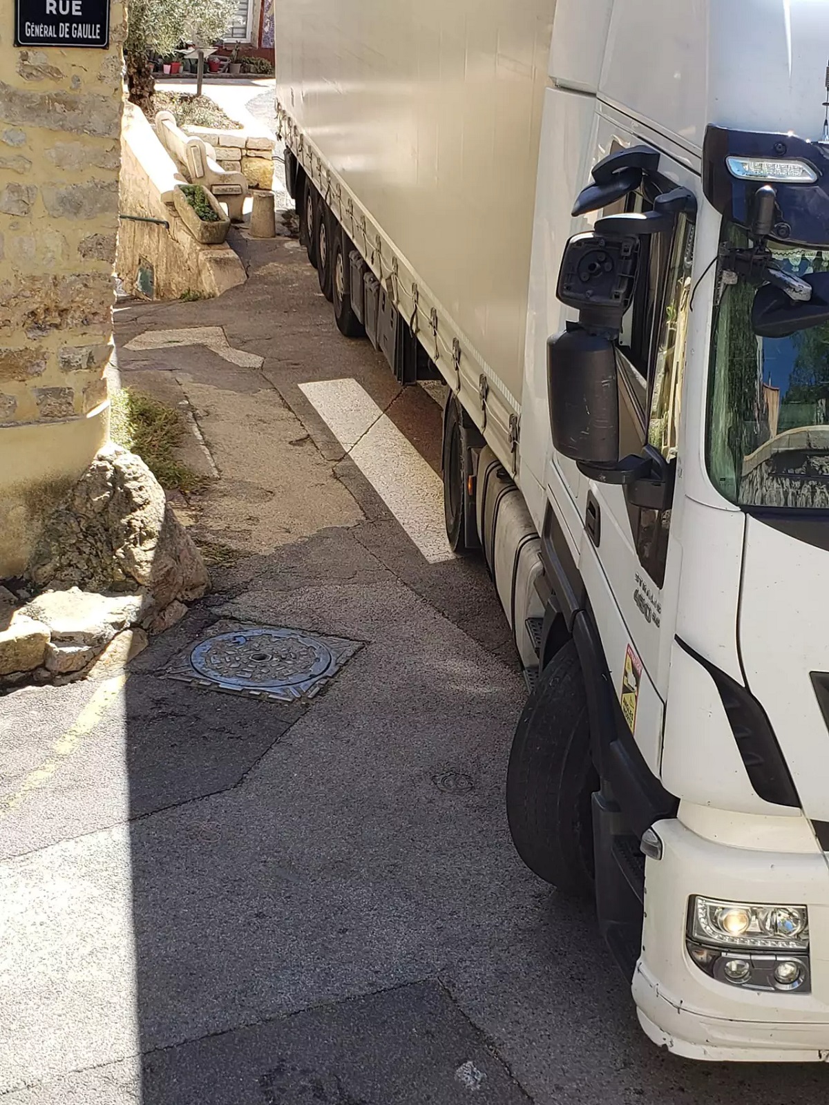 Un șofer român de TIR i-a exasperat pe locuitorii unei mici așezări franceze: „A mers cu spatele tot satul, săracul, și nici nu vorbea limba”