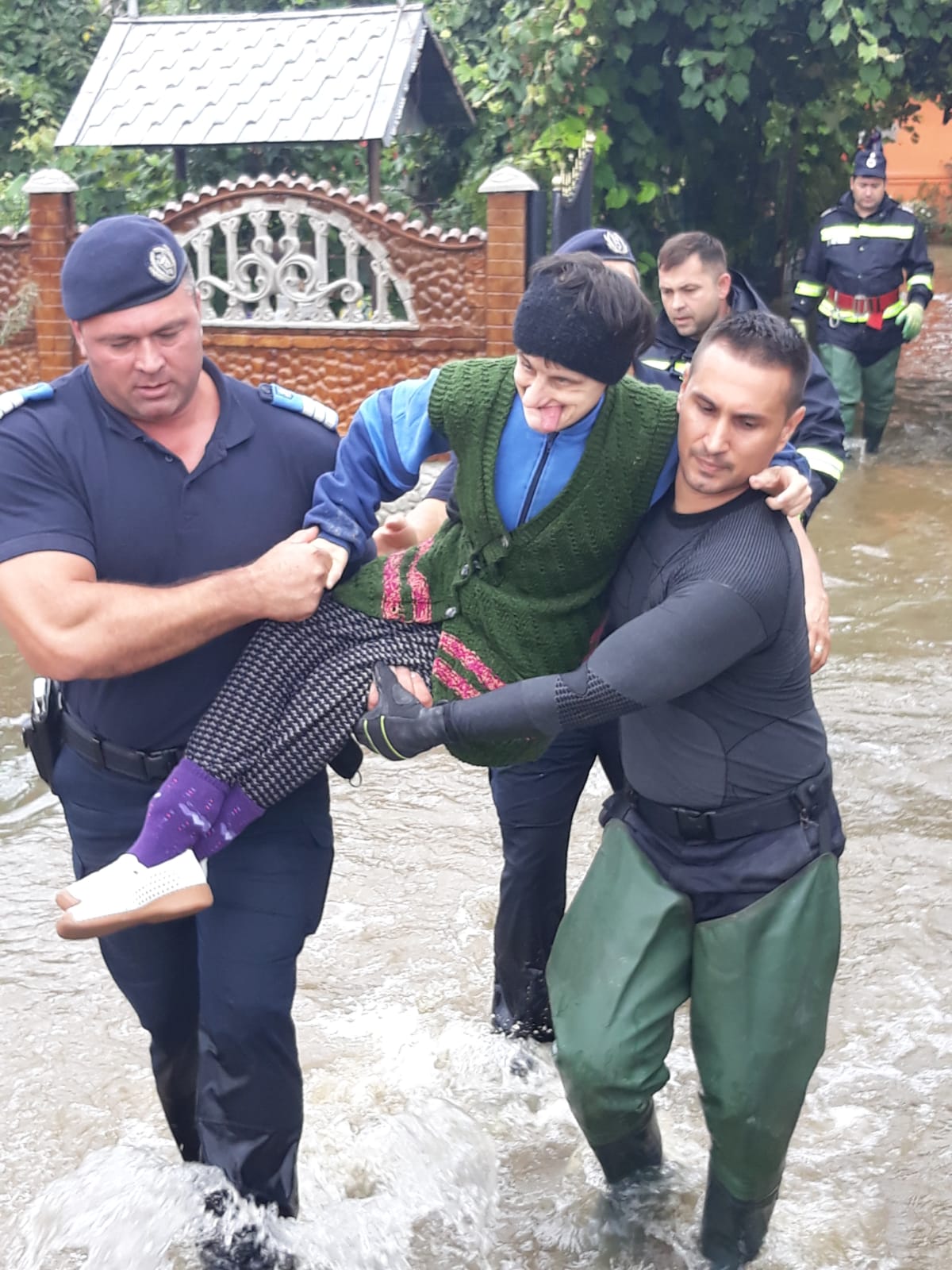 Aproape 70 de oameni au fost evacuați de jandarmi din case în Băbeni, Vâlcea. Râul Bistrița a ieșit din matcă / FOTO