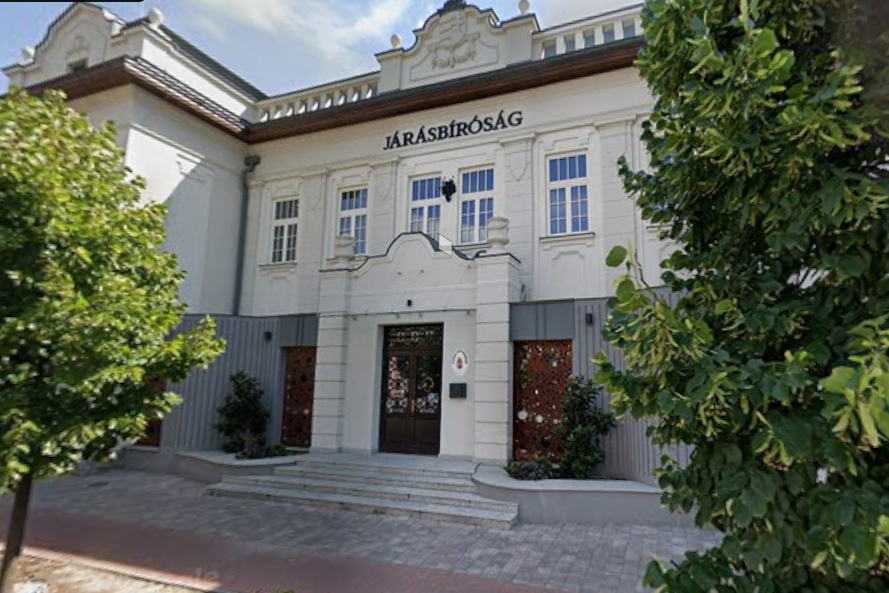 Beismerte tettét egy tanár, aki simogatta tanítványait - felfüggesztett börtönbüntetést kapott