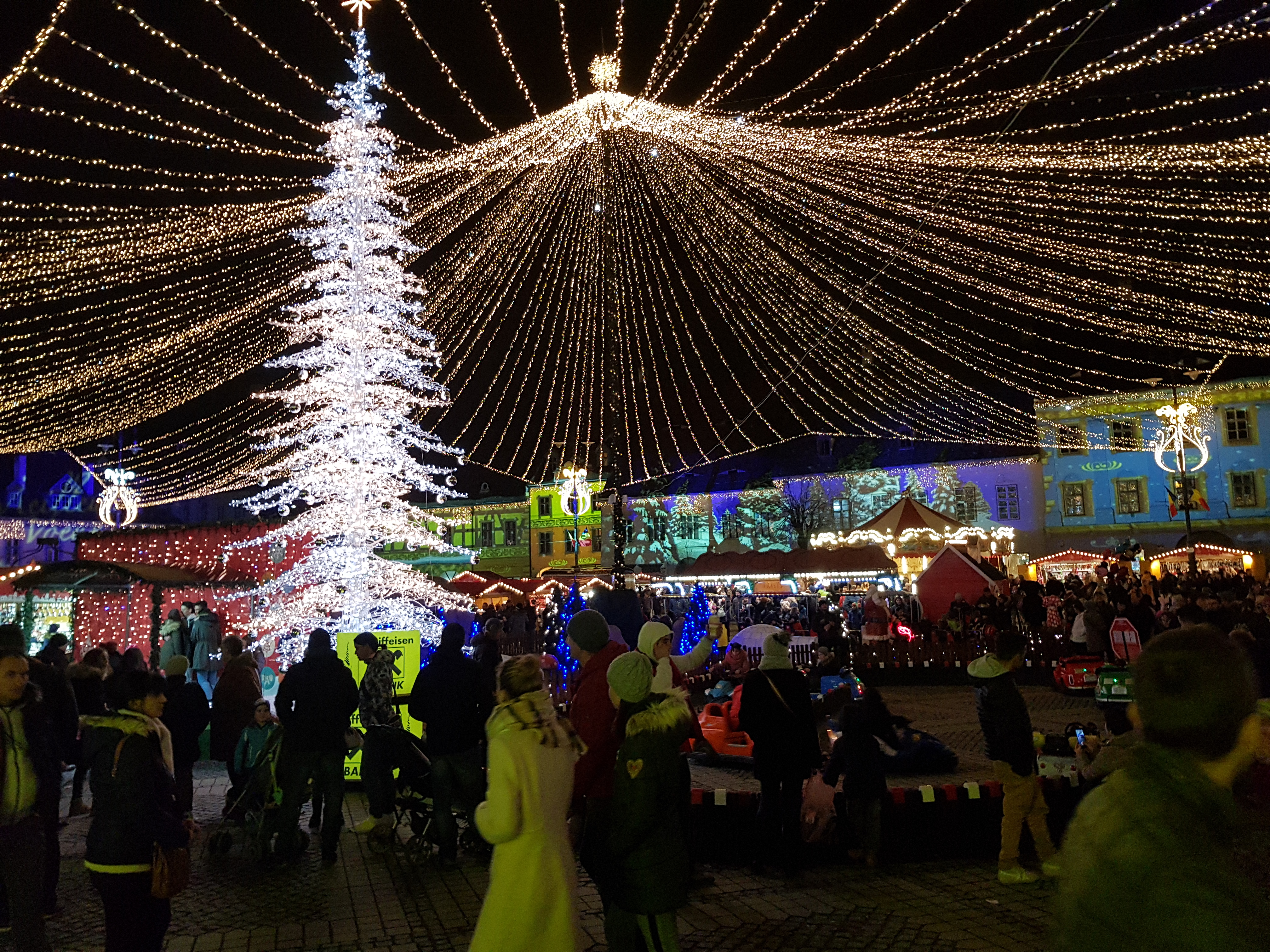 VIDEO&FOTO/ Mii de vizitatori la Târgul de Crăciun din Sibiu, la sfârșitul săptămânii trecute. O bucată din Viena, la prețuri de România