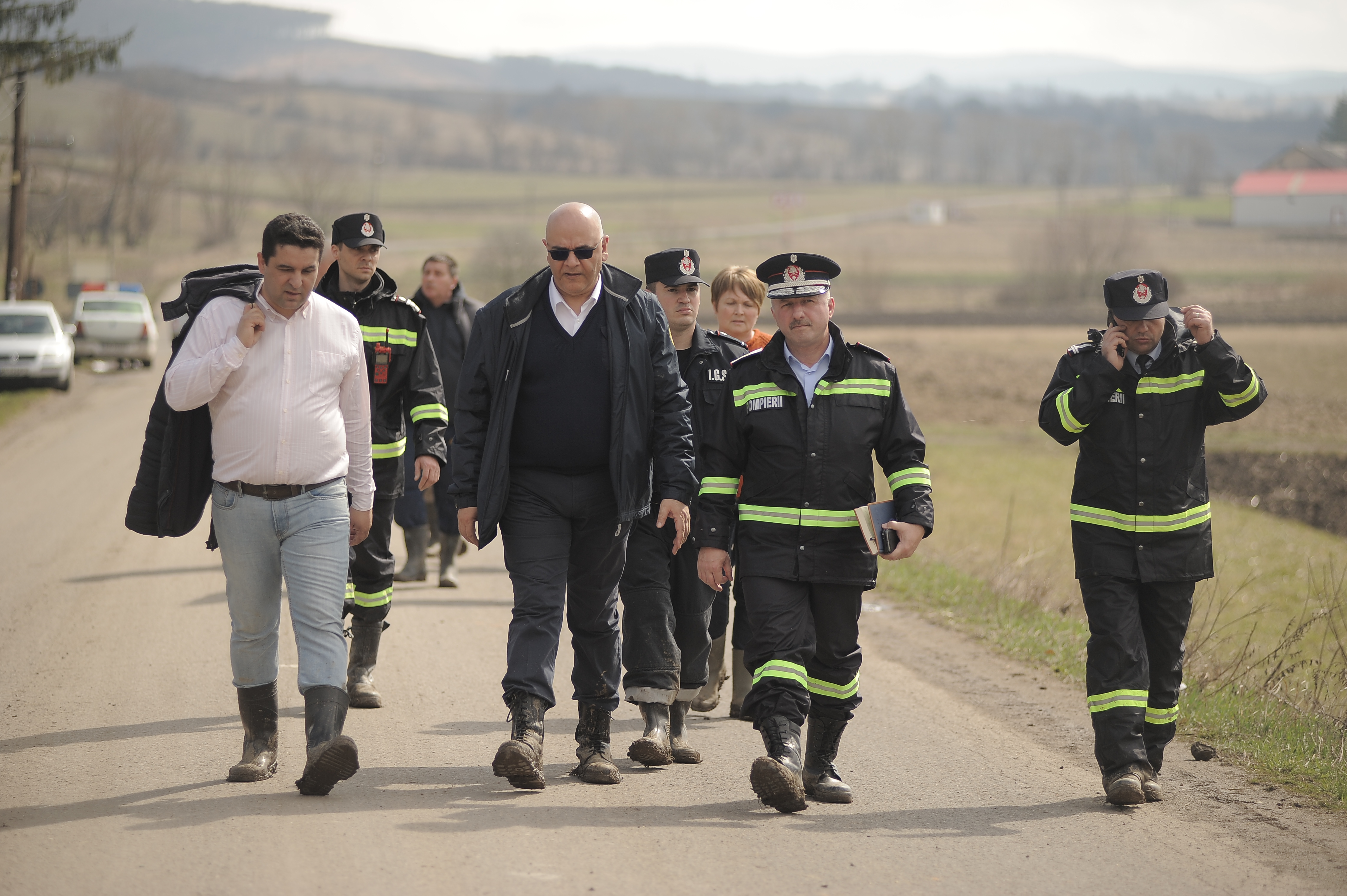REPORTAJ: Ziua Maghiarilor, cu ghetele-n noroi, la Căpeni: "N-am mai ajuns să punem flori la monument. E înghiţit de apă“/FOTO
