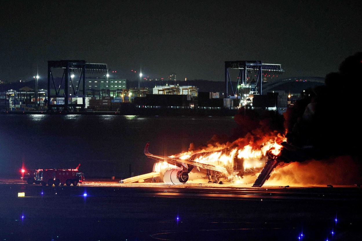 Un avion al Japan Airlines a luat foc pe Aeroportul Haneda din Tokyo, în urma ciocnirii cu un avion al Gărzii de Coastă. 379 de oameni salvaţi, 5 morți