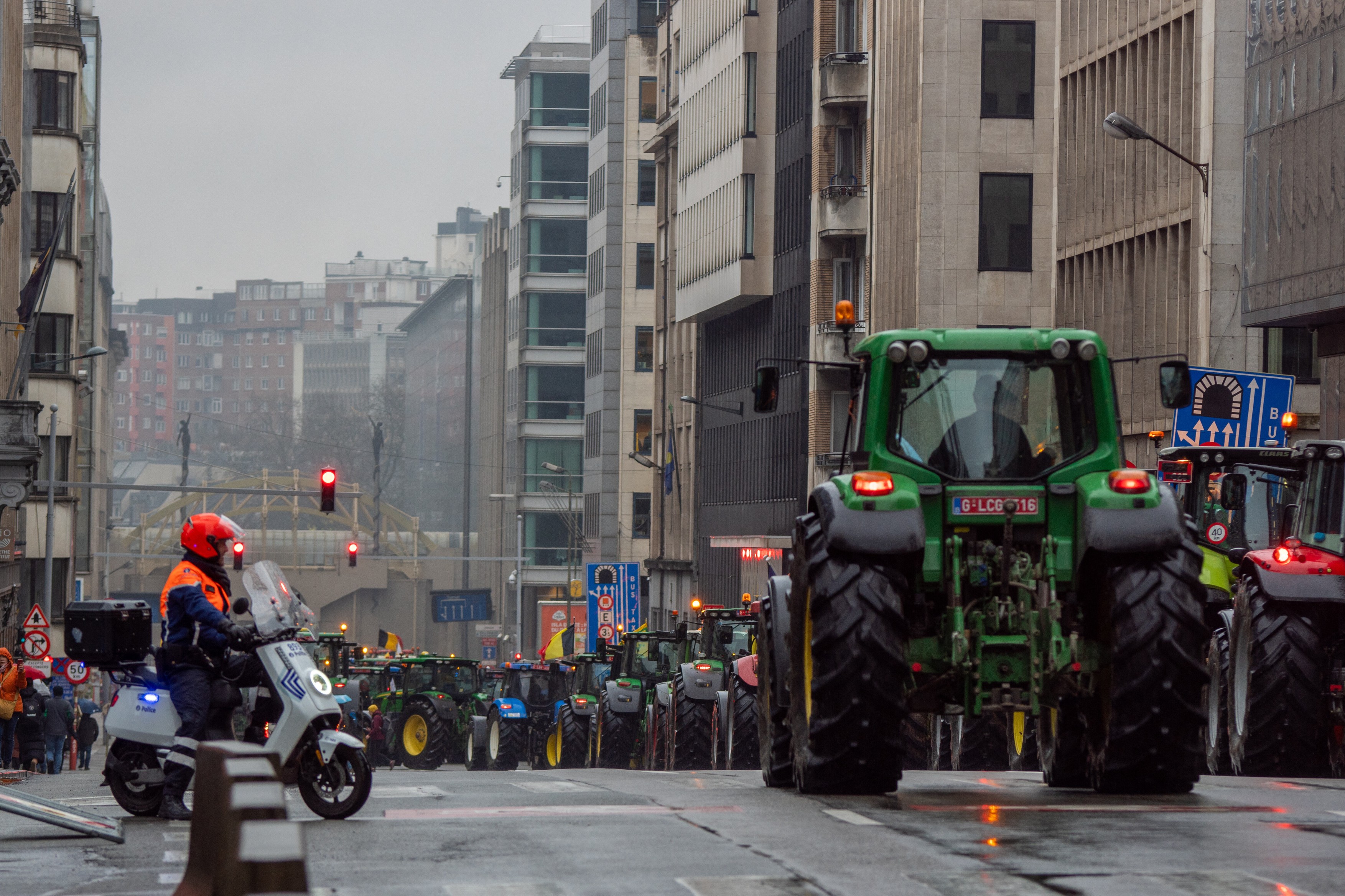 Bruxelles-ul, asediat în ziua reuniunii miniștrilor Agriculturii. Fermierii au blocat orașul cu tractoare și au dat foc la anvelope. Polițiștii au intervenit cu tunuri cu apă  | VIDEO