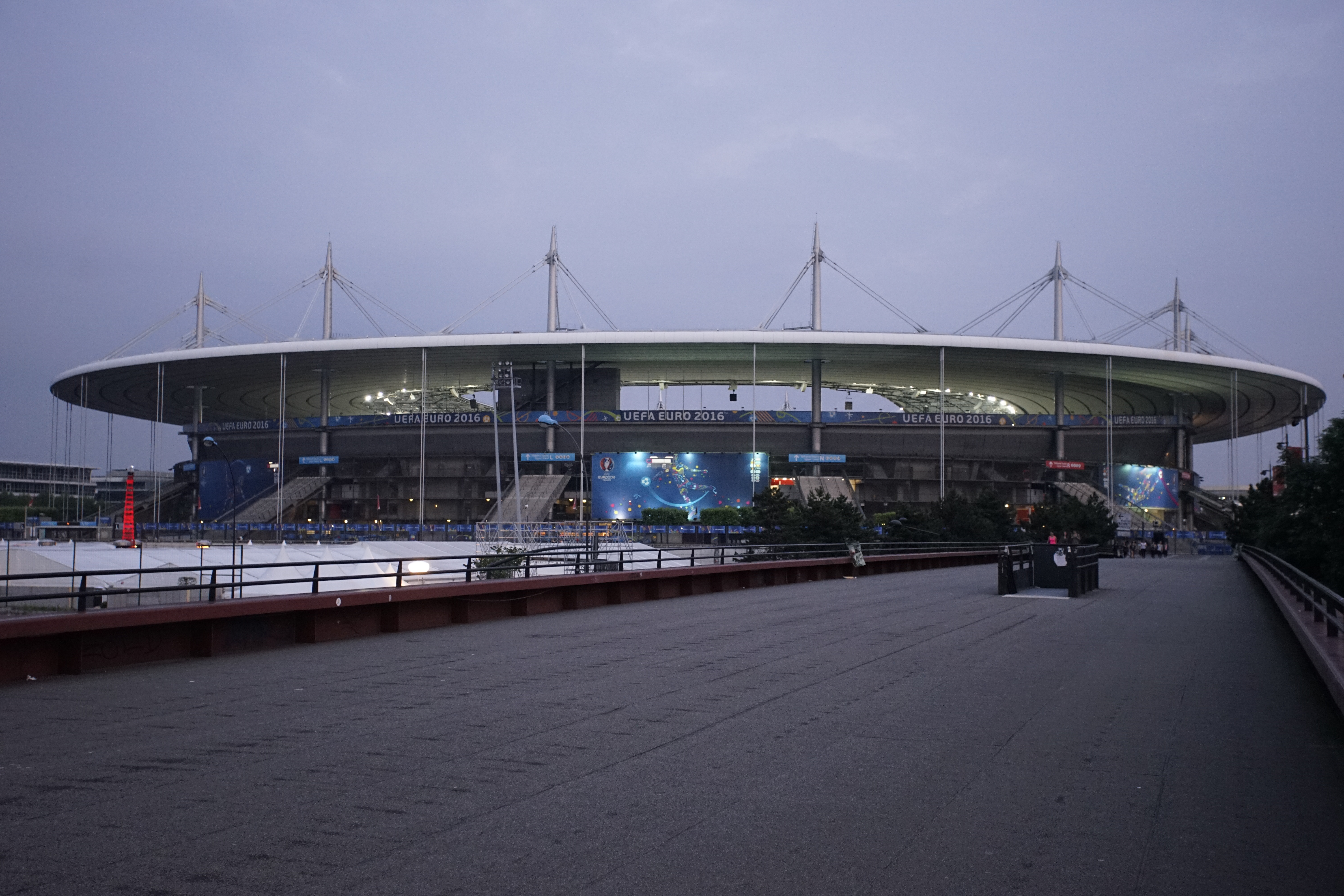 Euro 2016. Reportaj din infernul de la Saint-Denis. Vineri jucăm aici, pe Stade de France, cu gazdele! ”Explodează câte o bombă la două săptămâni și se trage cu Kalașnikovul” EXCLUSIV&FOTO