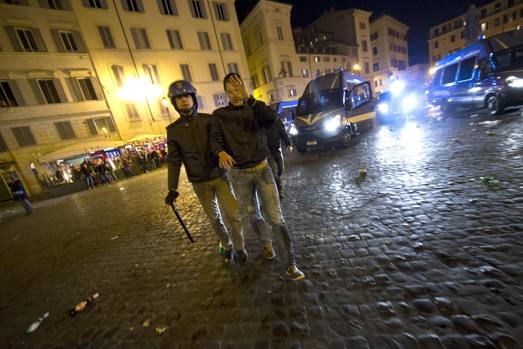 HAOS la Roma. 21 de fani de la Feyenoord au fost arestaţi / GALERIE FOTO&VIDEO