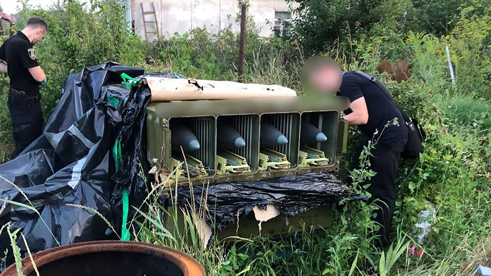 Doi ucraineni, prinși că au ascuns în curte un sistem de rachete antiaeriene abandonat de ruși, cu tot cu muniție