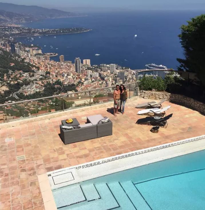 Imagini din casa în care Mihaela Rădulescu locuiește în Monaco. Are rochii în loc de perdele și multe statui cu femei goale