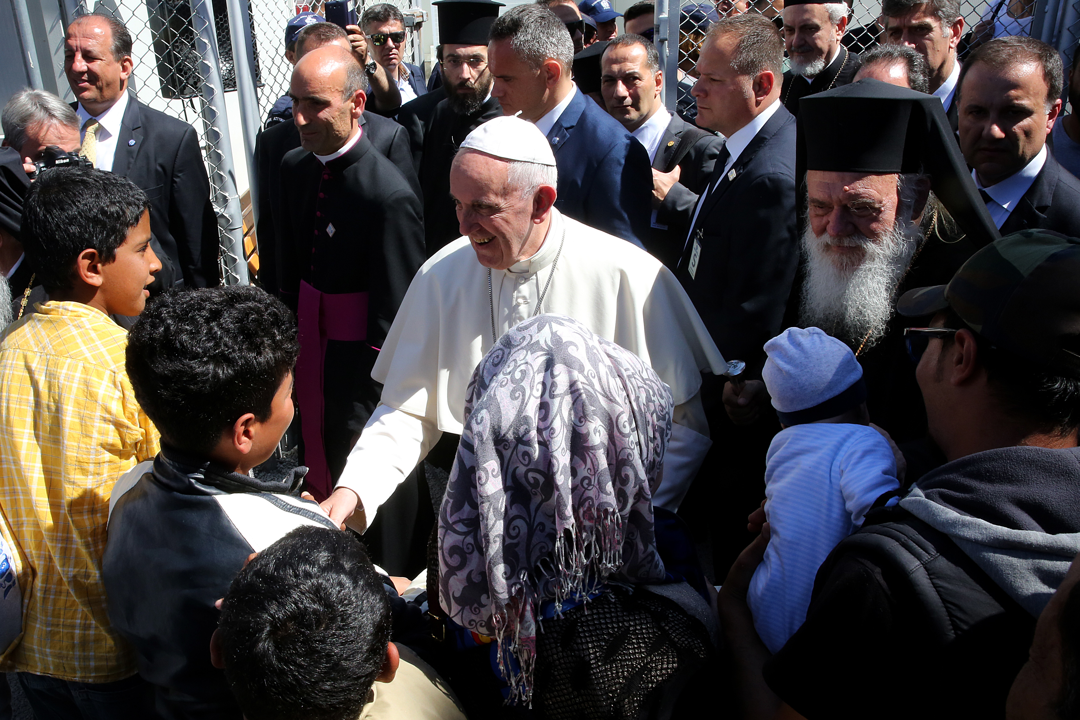 Moment istoric pe insula Lesbos! Papa Francisc s-a întors la Vatican cu 12 imigranți. Suveranul Pontif, apel emoționant către Europa | FOTO și VIDEO