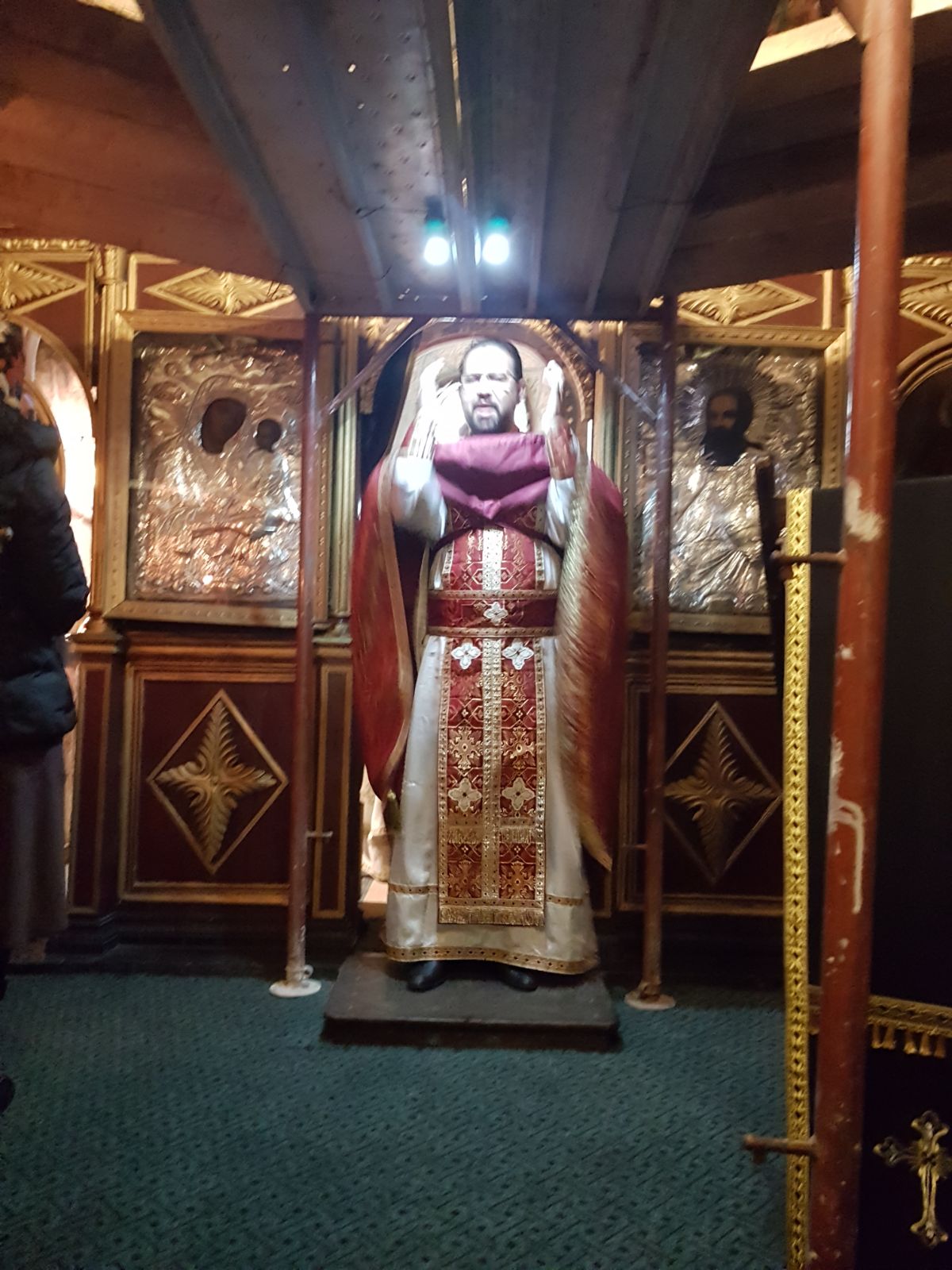 REPORTAJ VIDEO. Preotul care ține slujbele în tăcere. A transformat biserica într-un lăcaș pentru persoane cu nevoi speciale