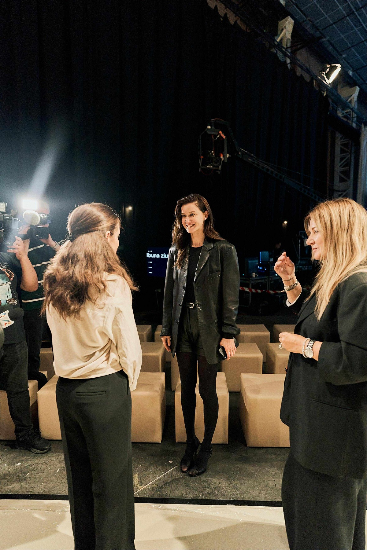 Mirabela Grădinaru, apariție elegantă la Romanian Fashion Week Bucharest 2025. Cât costă bluza purtată la eveniment de partenera lui Nicușor Dan