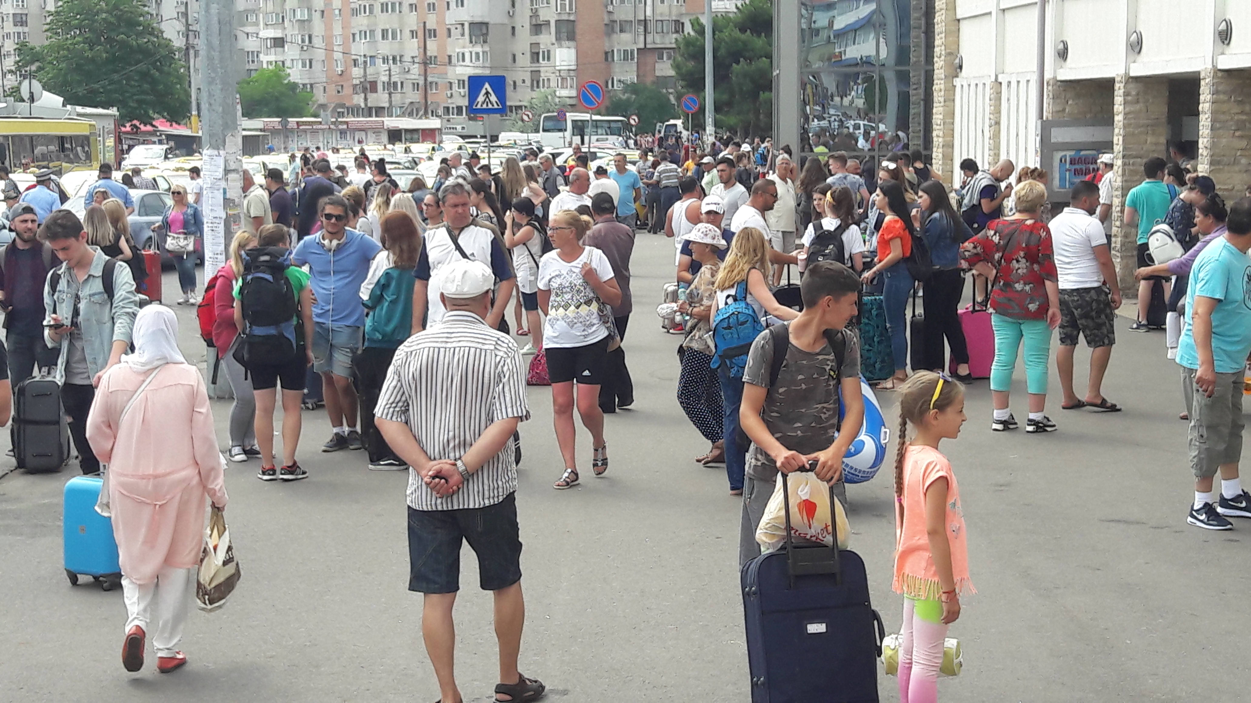 Aventura la Neversea 2018. În Gara Constanța turiștii sunt întâmpinați de taximetriștii puși pe jecmăneală și de șuții ”cu mâini agere”