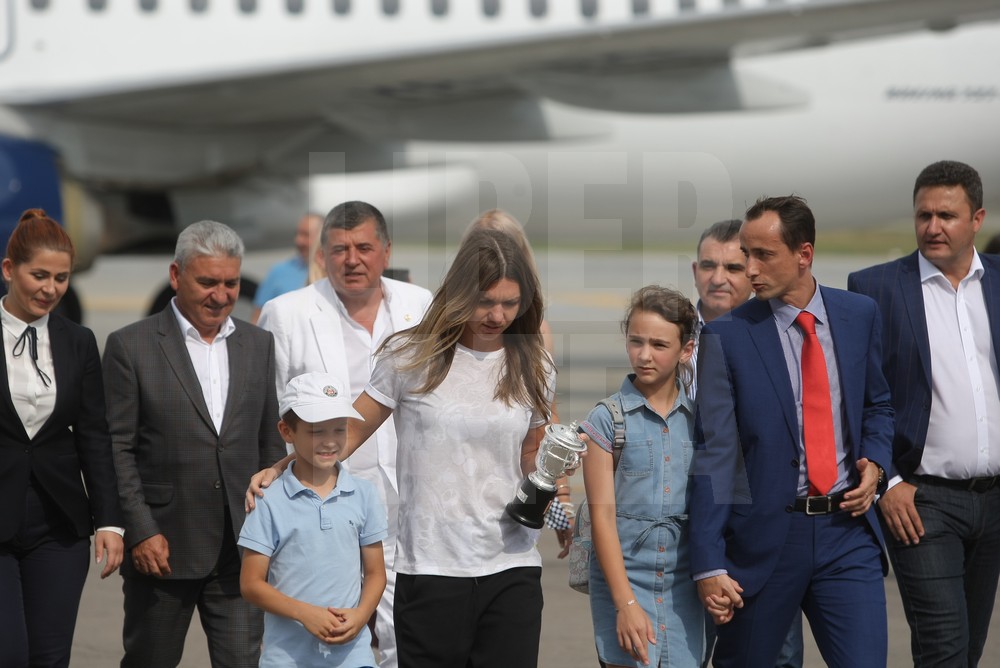 VIDEO&FOTO. Sosirea Simonei Halep în România după ce a câștigat Roland Garros 2018. Așteptată pe covorul roșu!