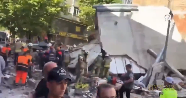 Döbbenetes jelenetek Isztambulban, videón, ahogy összedől egy lakóépület: halálos áldozata is van a szerencsétlenségnek