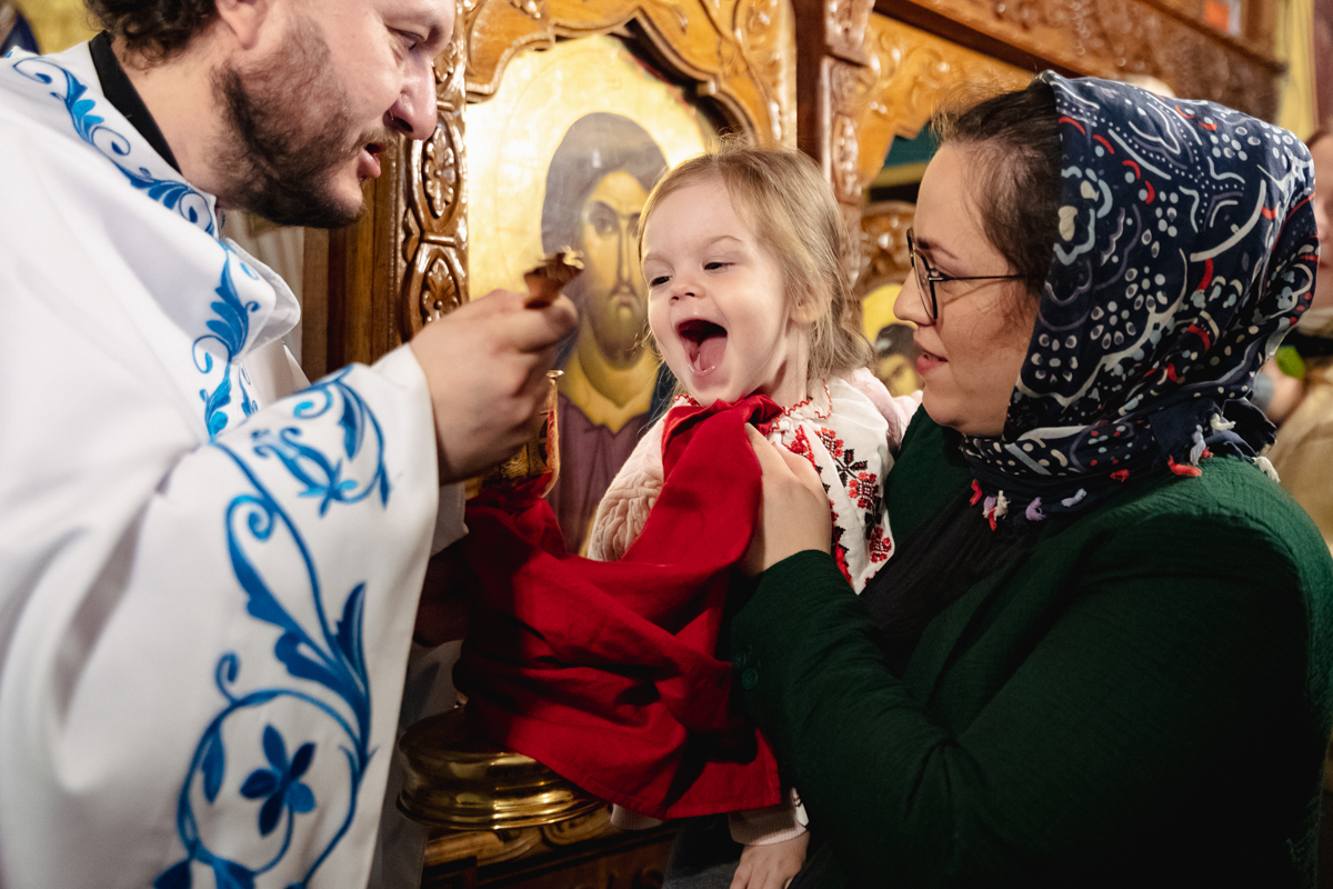 REPORTAJ. „Hrestos voskres!” Sute de refugiați s-au strâns la biserica ucraineană din Drumul Taberei: „Vom învinge, pentru că de partea noastră sunt dreptatea și pacea”