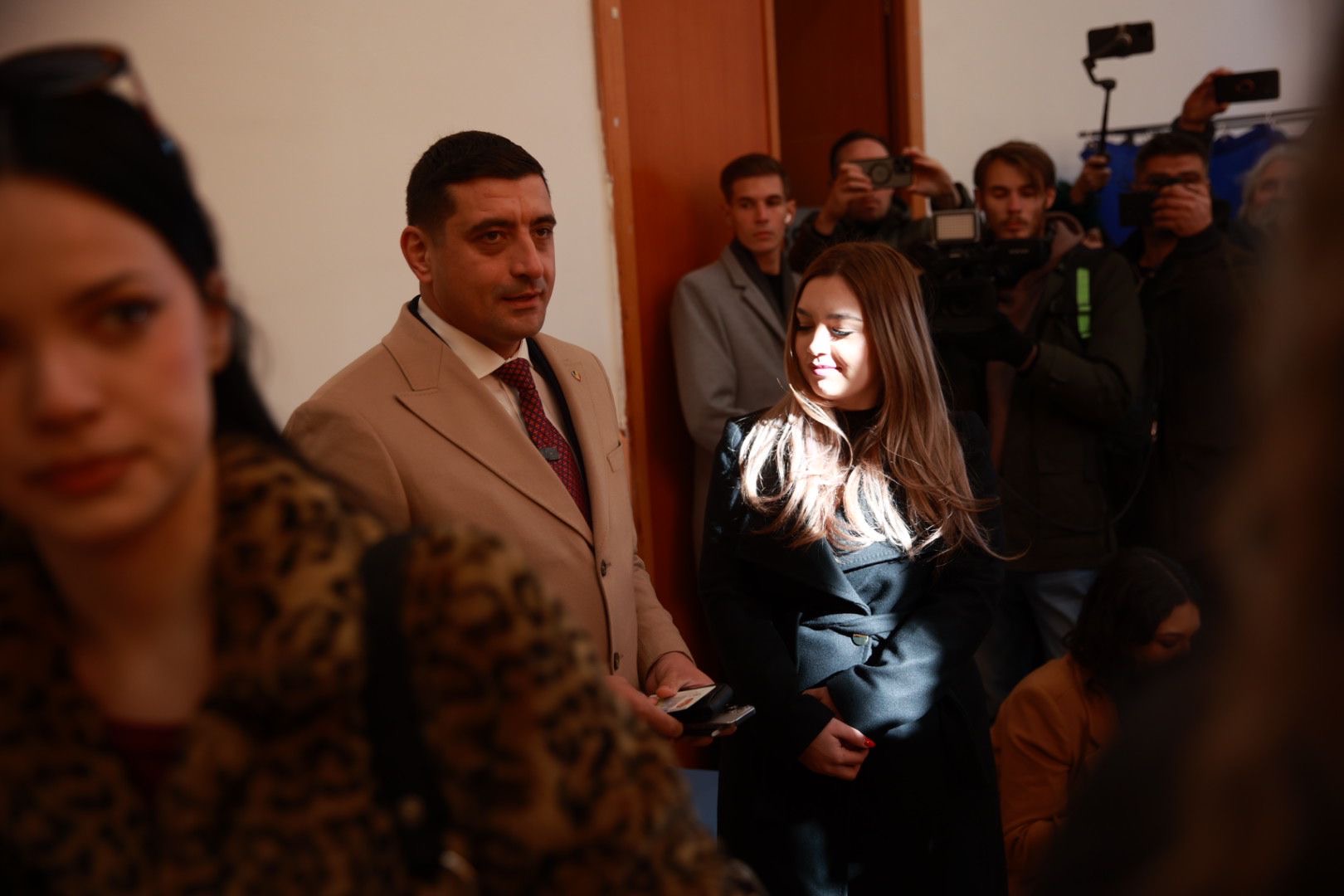 Soția lui George Simion, în negru din cap până în picioare în ziua alegerilor prezidențiale. Gestul făcut de Ilinca Simion în secția de vot