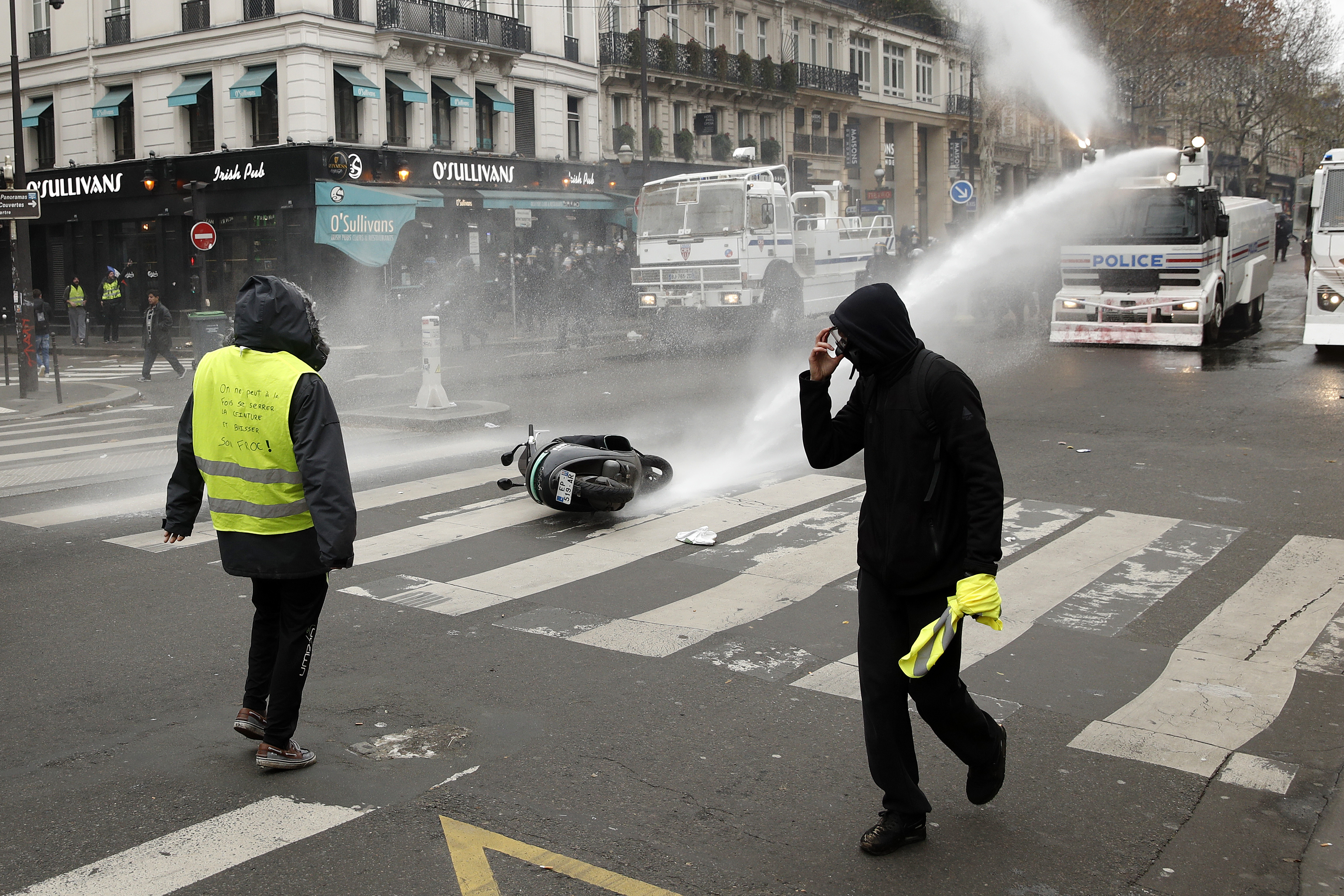 FOTO&VIDEO / Zi de foc în Franța! Violențe și confruntări, soldate cu aproximativ 1.400 de persoane reținute