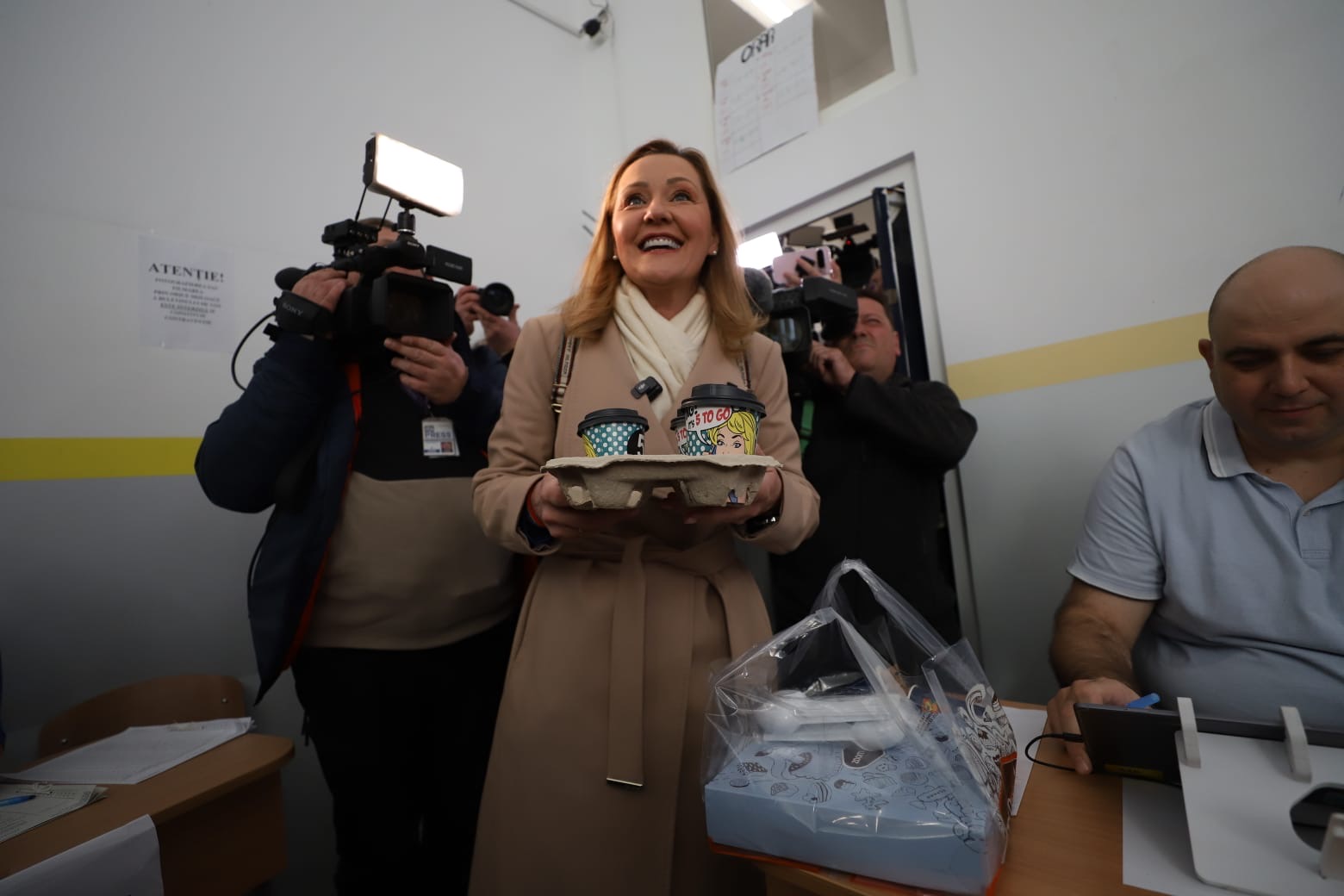 Cât costă paltonul purtat de Elena Lasconi în ziua alegerilor prezidențiale din 24 noiembrie. Ce a adus la secția de votare: „Fără blat”