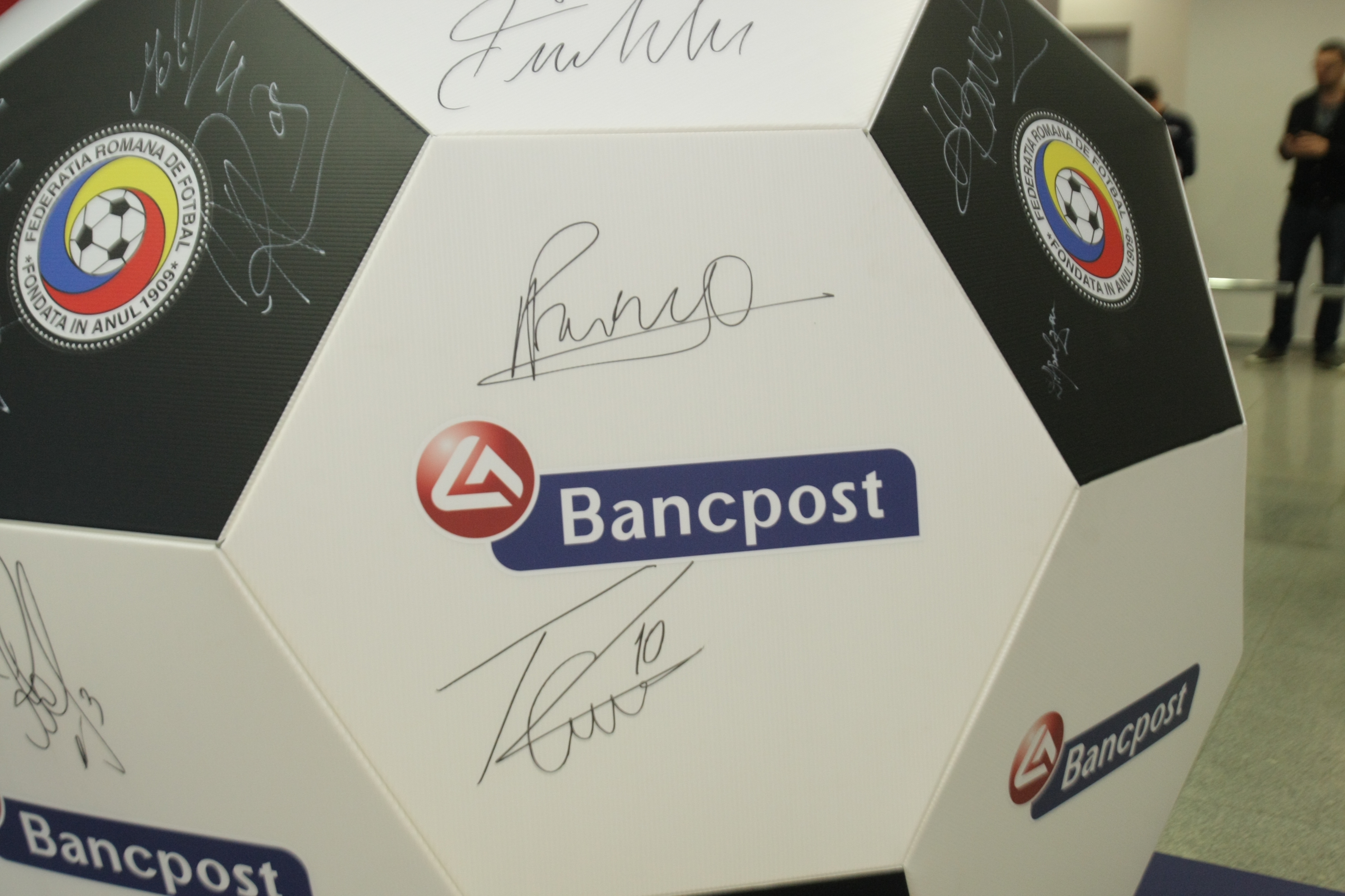 ROMÂNIA - FEROE, DUMINICĂ, ORA 19:00, TVR 1 / Tricolorii au făcut pe bancherii la sediul noului sponsor. Repriză de autografe și fotografii / GALERIE FOTO