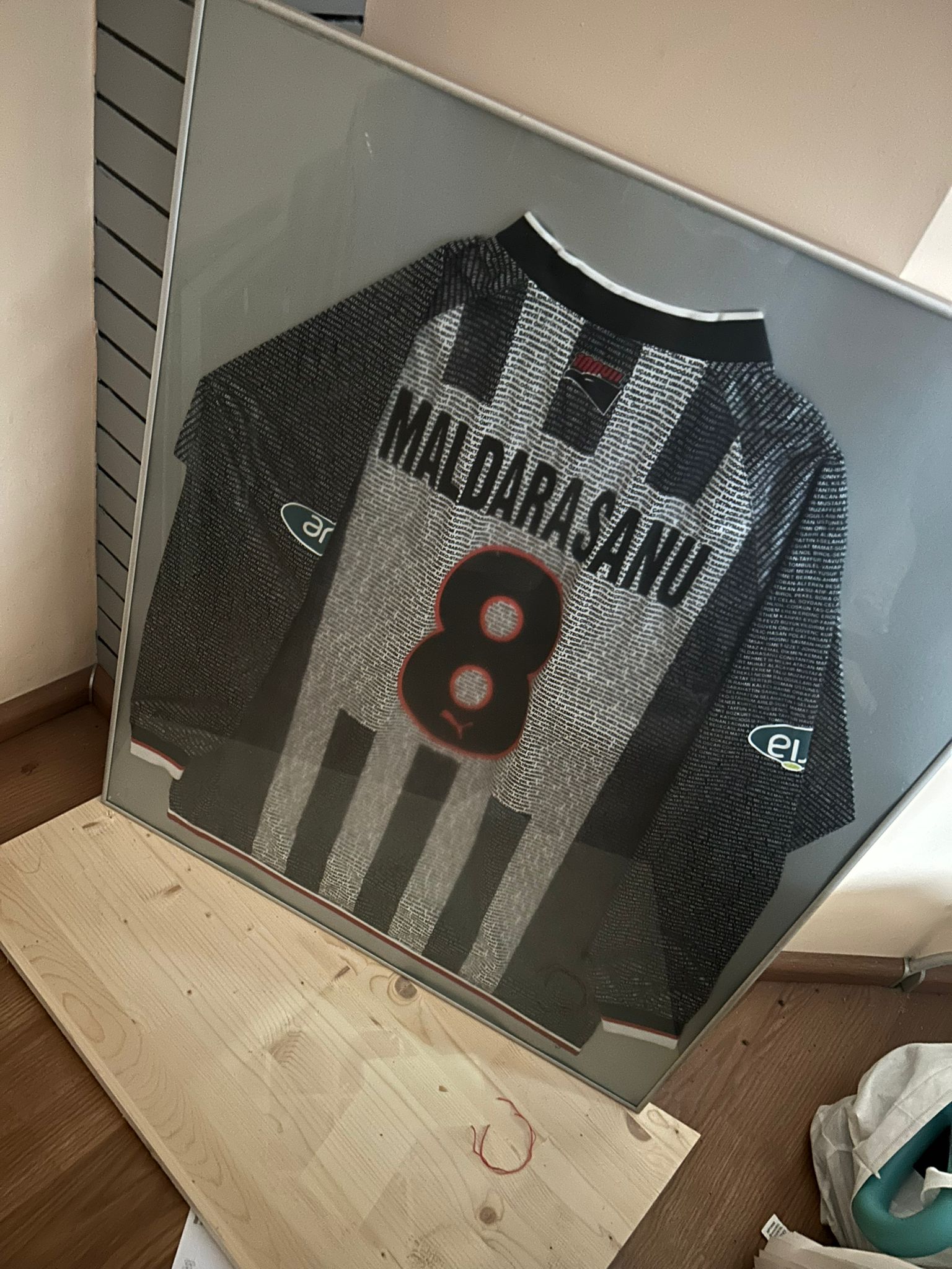 Dennis Măldărășanu face artă pe adidași: „Tata se uită la videoclipurile mele încontinuu”. Cât costă să-ți personalizezi o pereche de sneakerși