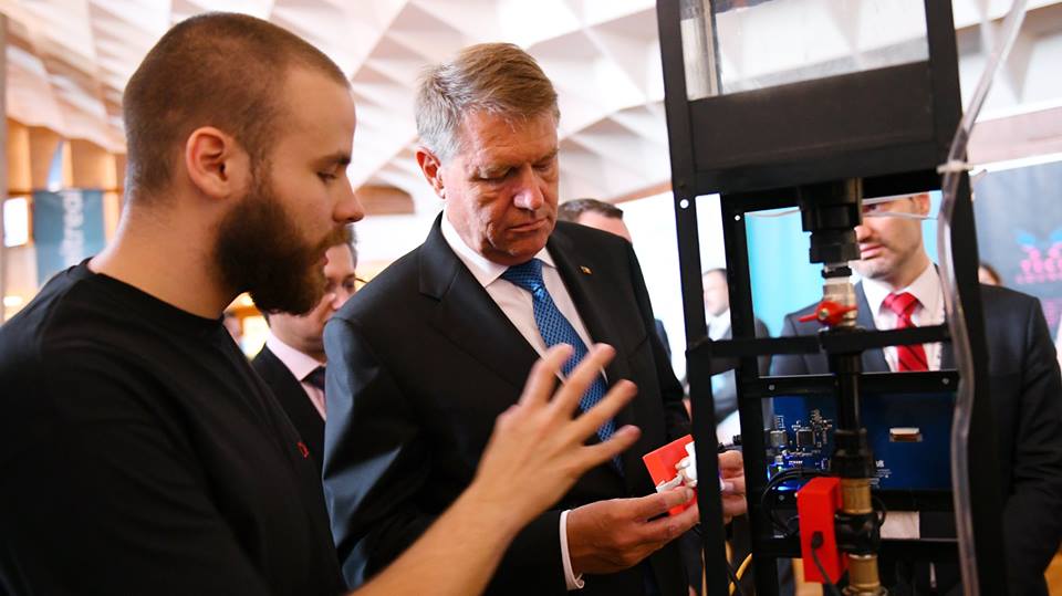 Iohannis atrage atenţia asupra deficitului de personal calificat din IT: Sistemul de învăţământ trebuie să integreze rapid educaţia digitală (FOTO)