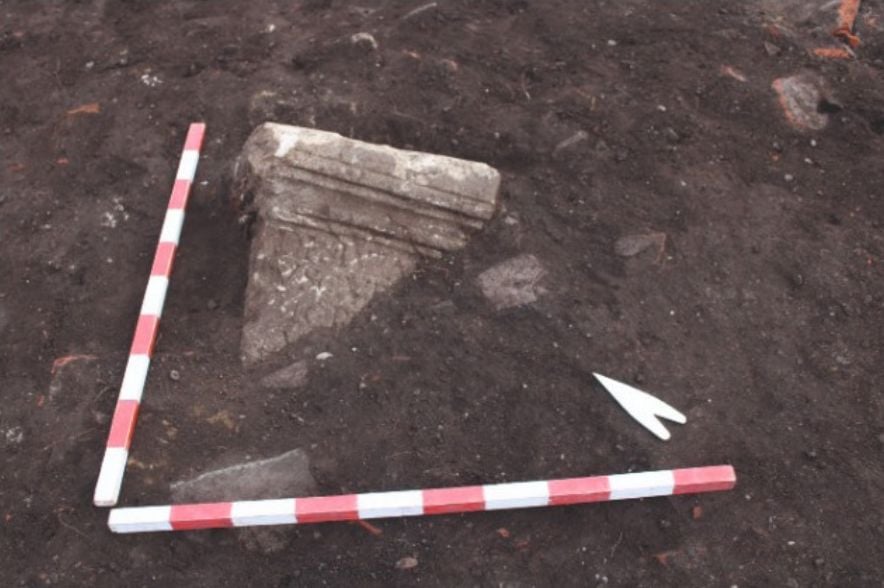 Falus sculptat, în lungime de 26,5 centimetri, descoperit în „orașul de aur” de lângă Alba Iulia. „Avea rol în lupta împotriva «Ochiului Rău»”