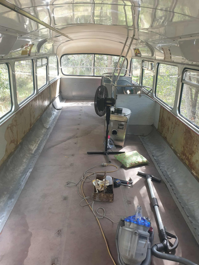Cum a transformat un cuplu un autobuz etajat într-o casă pe roți: „Ne-am surprins cât de repede ne-am adaptat”