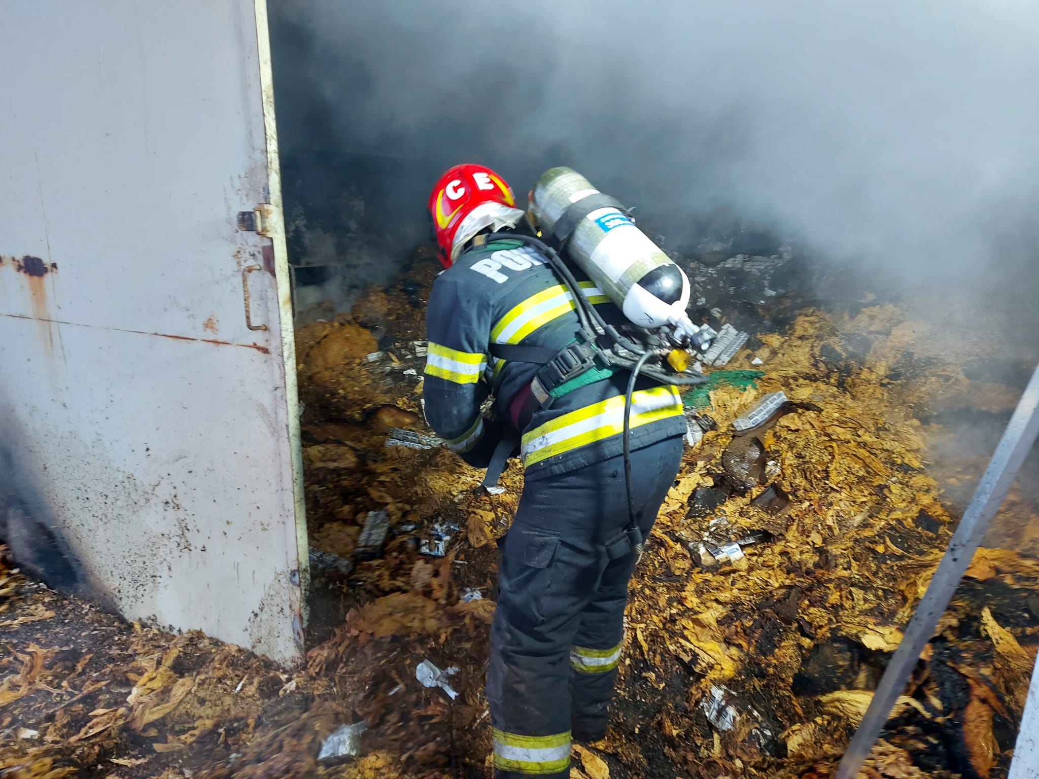 Incendiu în Vama Giurgiu. Au ars magazii în care erau depozitate ţigări şi încălţăminte