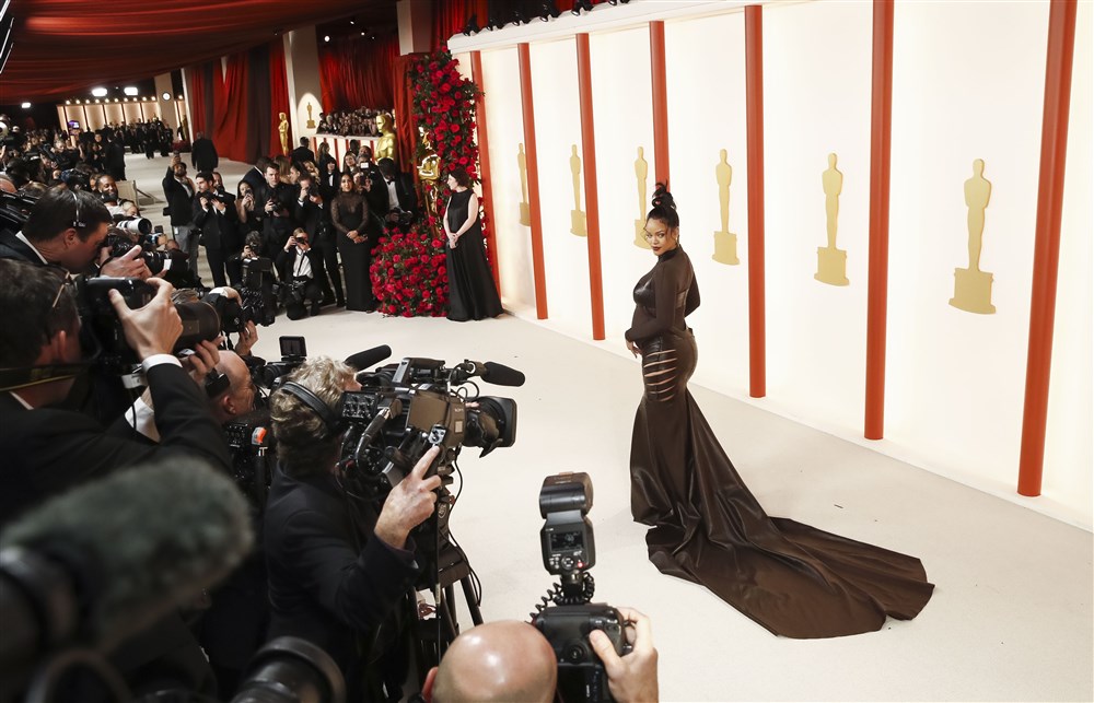 Rihanna, spectaculoasă și însărcinată la Oscar 2023. Cum și-a pus artista sarcina în evidență, pe scena evenimentului