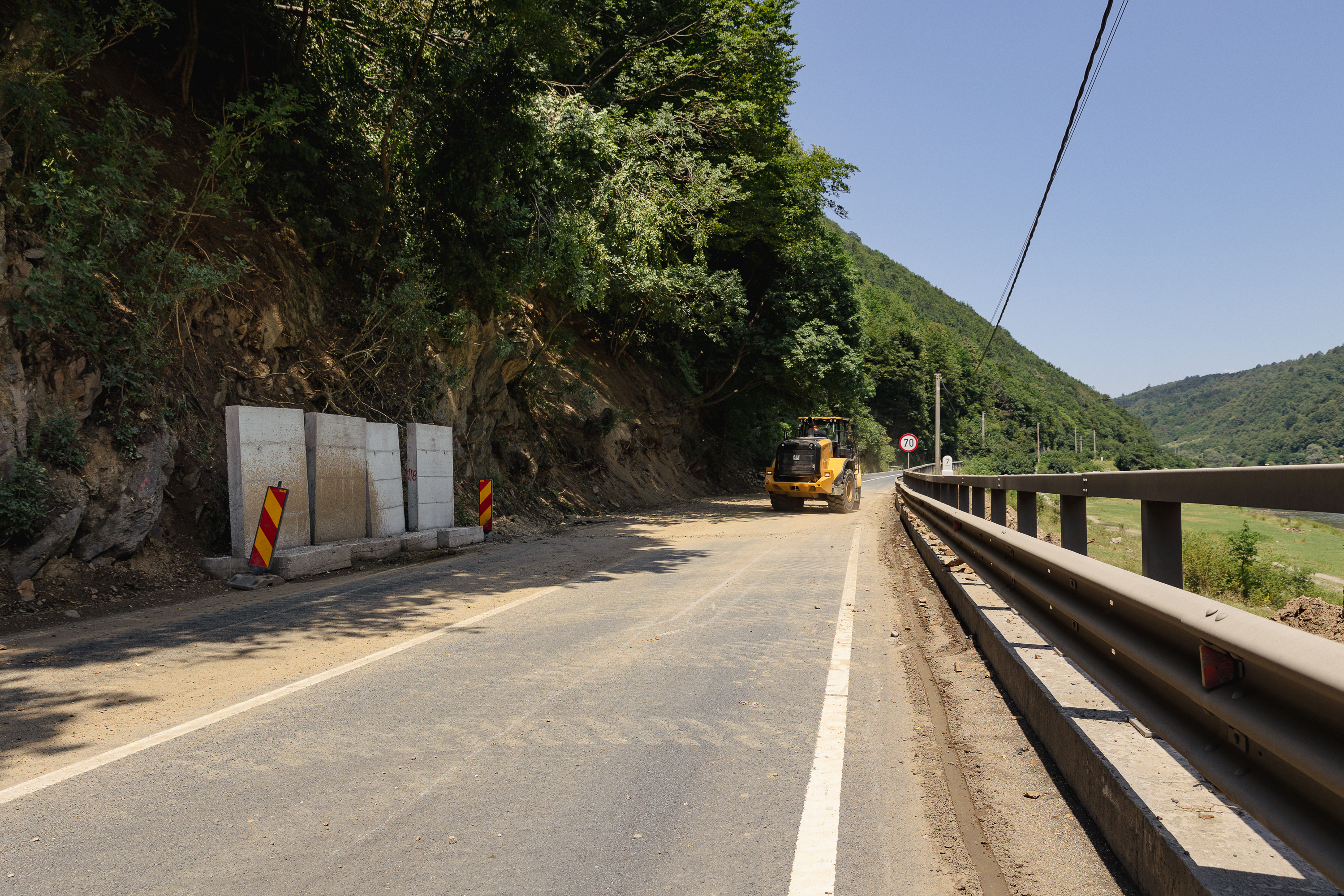 REPORTAJ Valea Oltului - viața după barieră. În lipsa traficului, natura își revine și nu prea, iar ministrul Grindeanu supraveghează cu drona progresul lucrărilor