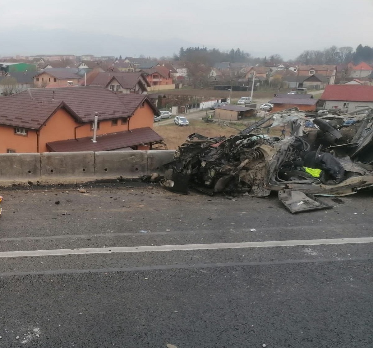 Accidentul cu trei morți de la Avrig a fost filmat. Momentul în care basculanta strivește un autoturism și apoi cade de pe viaduct | VIDEO
