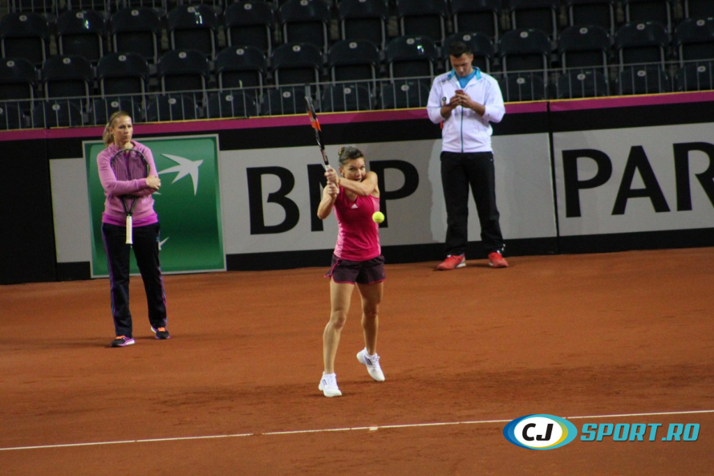Fed Cup. Simona Halep a intrat în sală. Imagini de la primul antrenament al liderului României