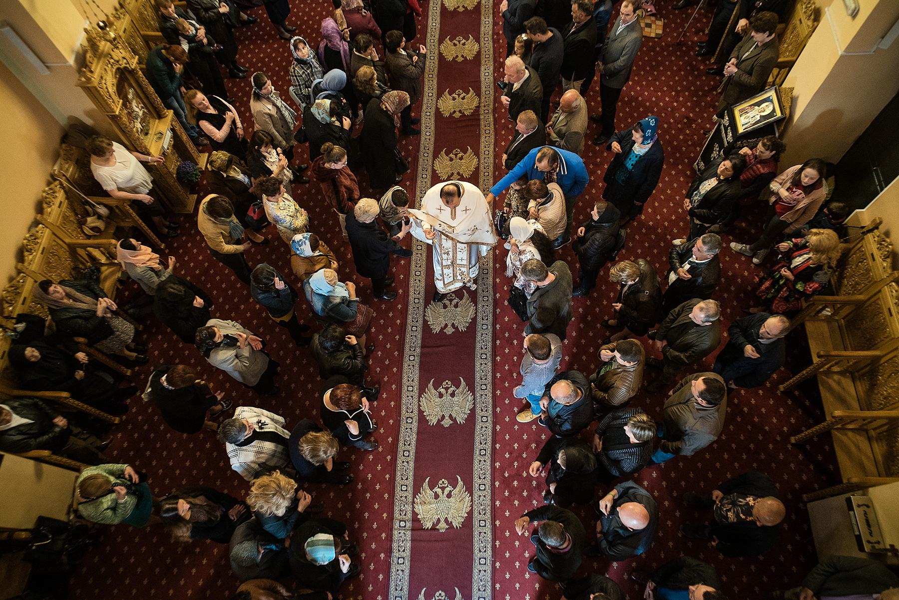 La o Biserică Ortodoxă din Spania, “Tatăl Nostru” se rostește și în română, și în spaniolă. Părintele Ioniță a înființat echipă de fotbal, îi laudă pe compatrioții lui care muncesc, e supărat pe cei care „au stricat tot”, dar i-a vizitat la pușcărie