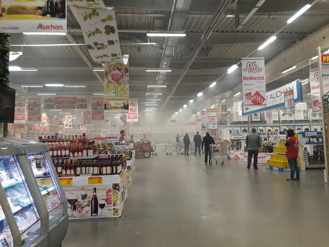 Incendiu la un hipermarket din Capitală. Clienții, evacuați de urgență | FOTO