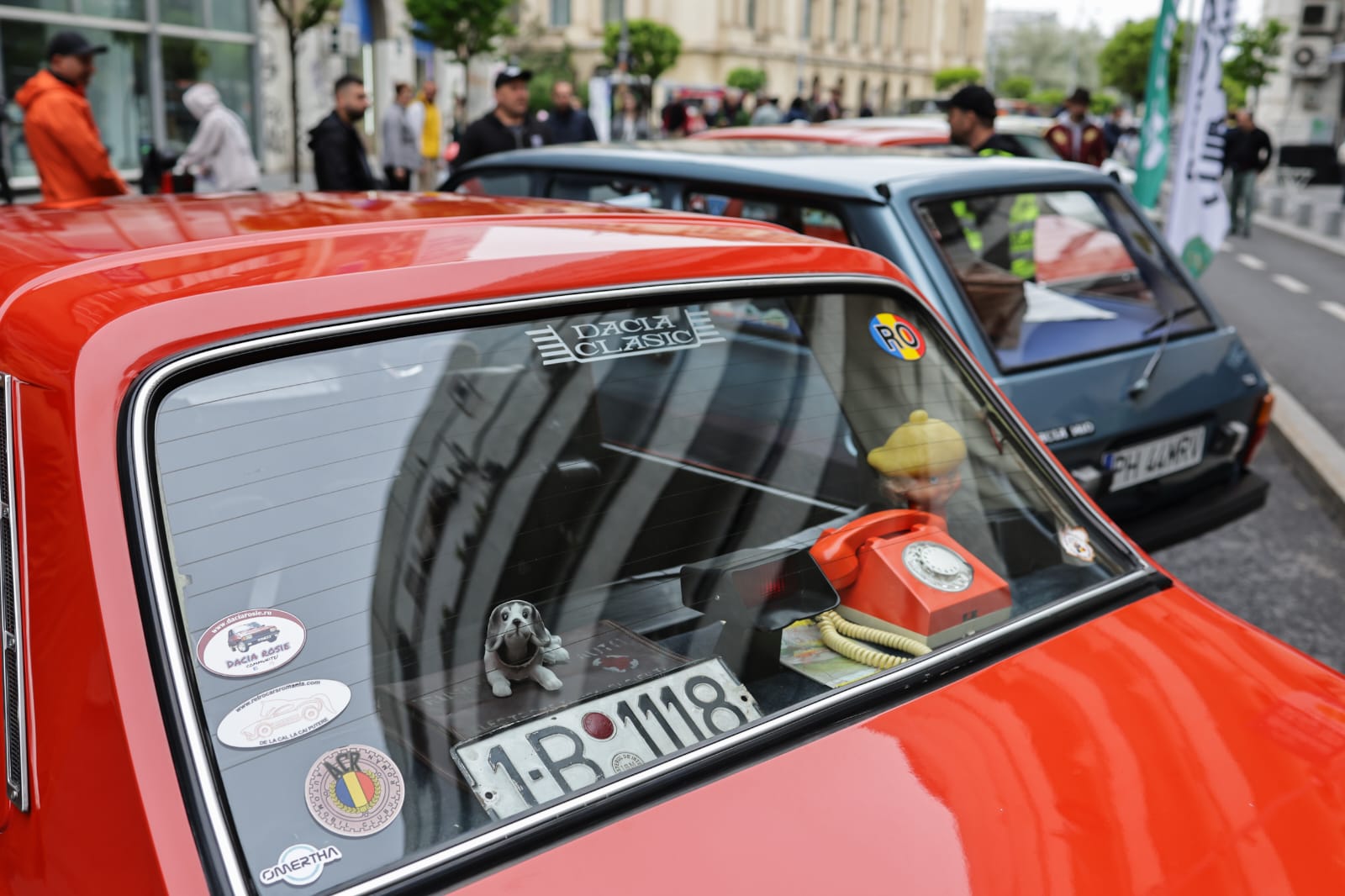 Expoziție cu mașini de epocă la București, pe Calea Victoriei. Printre exponate și un ARO folosit de Nicolae Ceaușescu