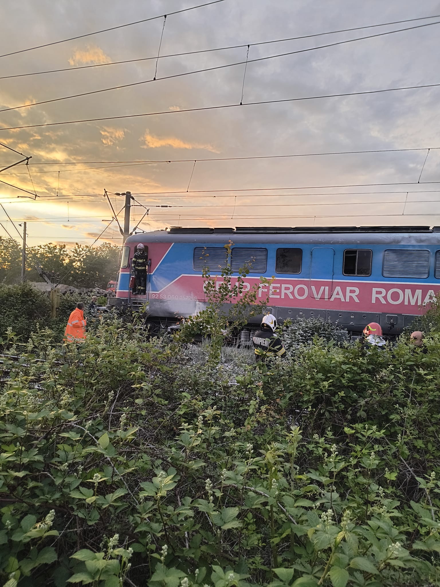 Locomotiva unui tren care transporta țiței a luat foc la Valea Călugărească. Unde era oprit marfarul cu 36 de vagoane