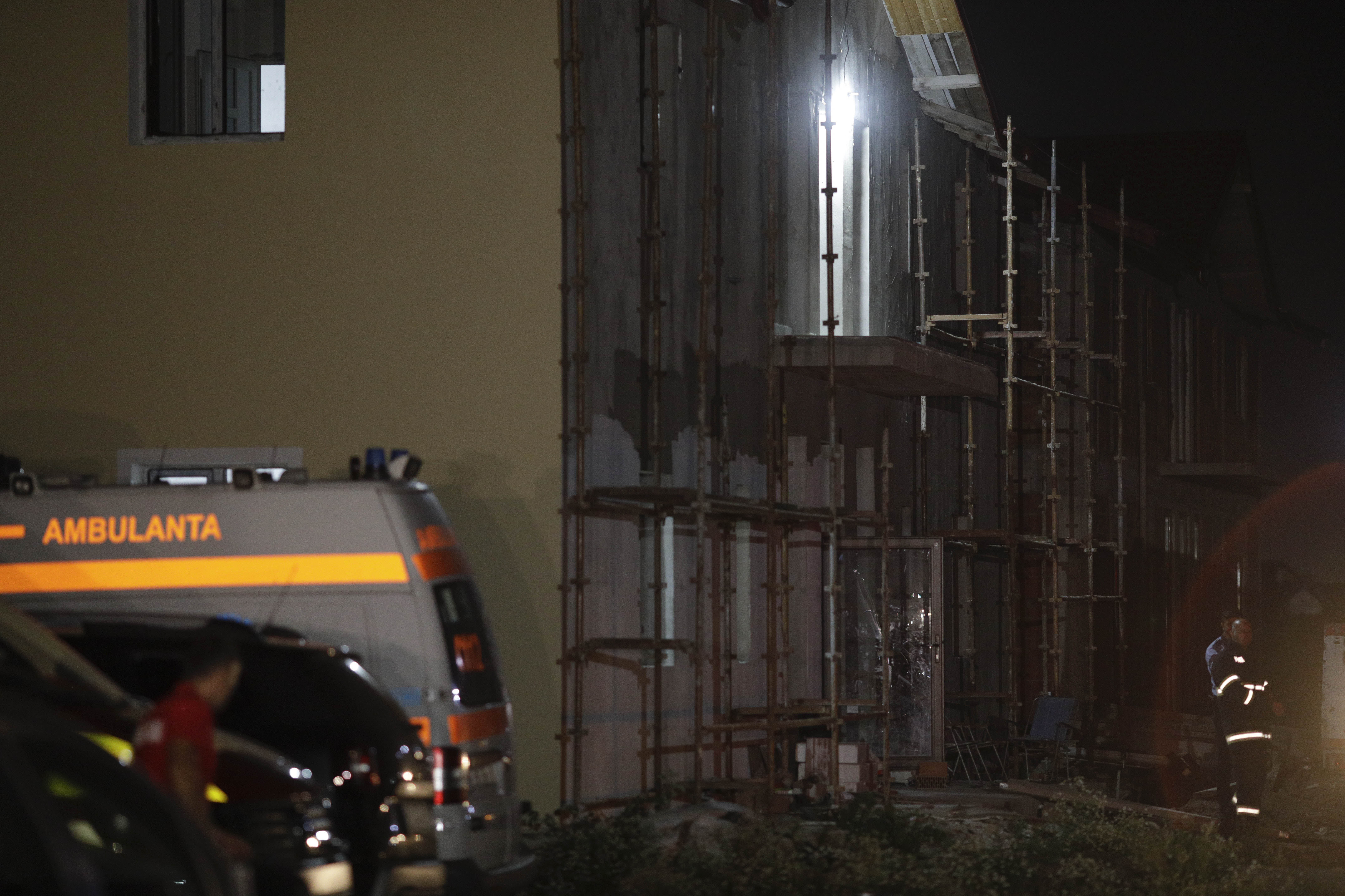 11 vârstnici, scoși dintr-un azil din București și duși într-o clădire în construcție din Ilfov, ca să nu fie găsiți la control. FOTO