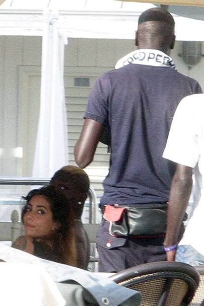 Balotelli, la mare cu prietenii și cu două fete! ^O ”traduce” pe Fanny?