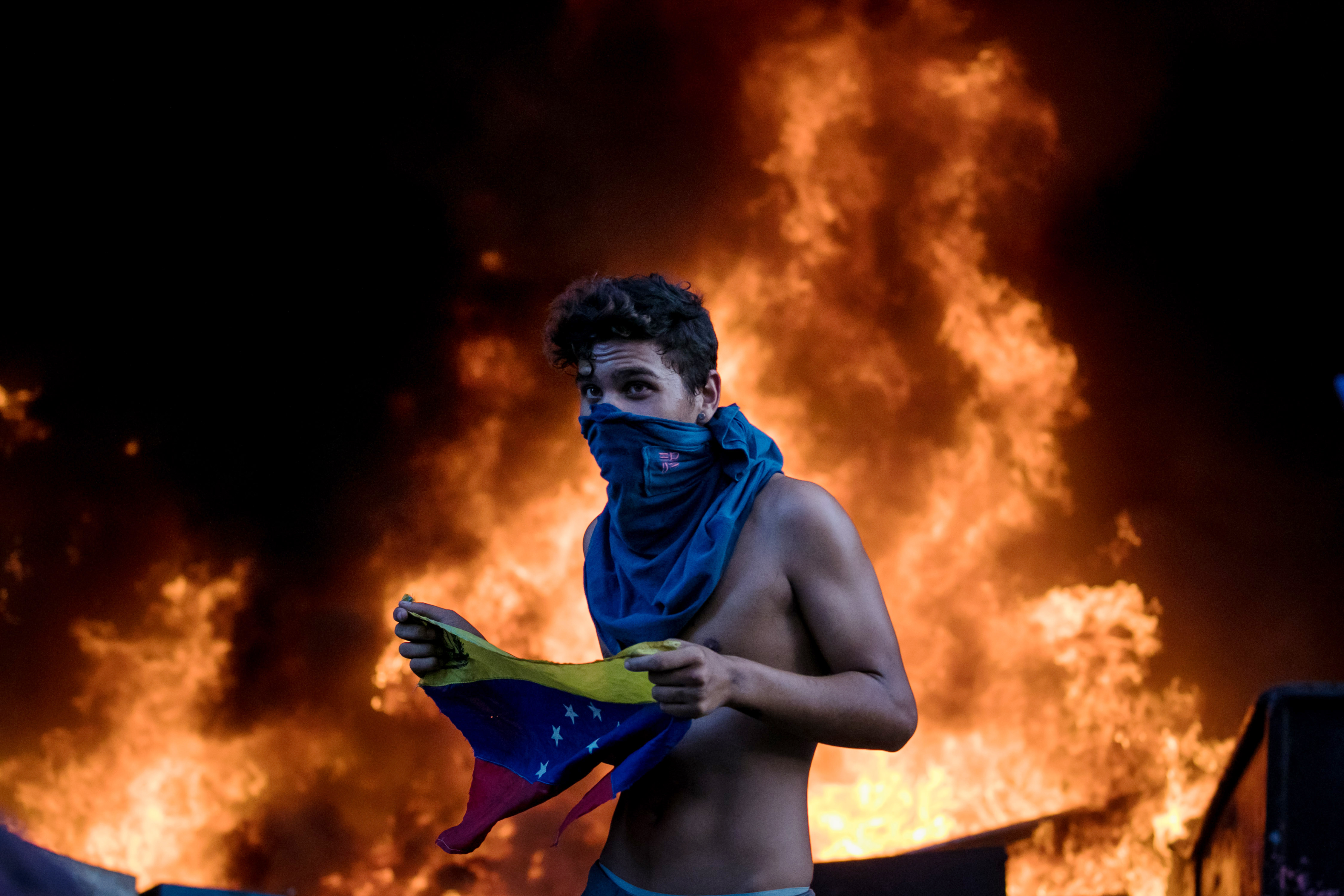 O româncă „vândută” de regimul Ceaușescu cu 10.000 de dolari în Venezuela preferă să rămână în cea mai periculoasă țară din lume decât să revină în România! Povestea fabuloasă a profesoarei de violoncel din Caracas, născută în București