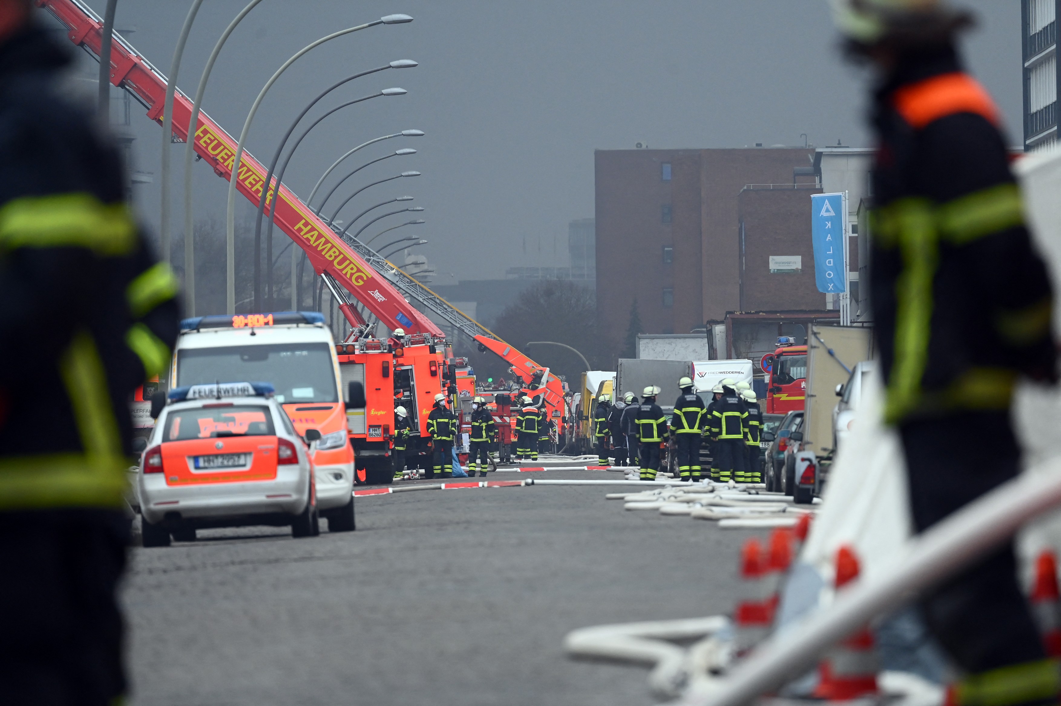 Nor uriaș de fum deasupra orașului Hamburg, după un incendiu la două depozite. „Suntem în beznă”