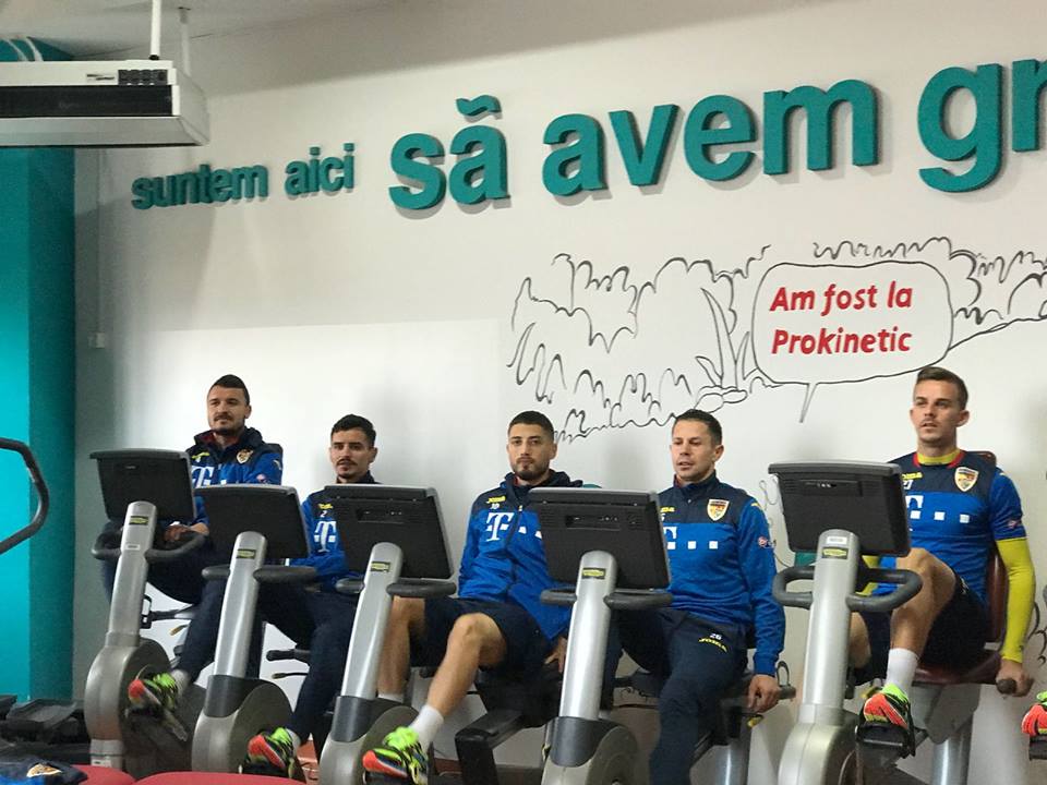 Fotbaliștii naționalei României au menajat gazonul de pe ”Ion Oblemenco”. Unii pe sintetic, alții la sală / GALERIE FOTO