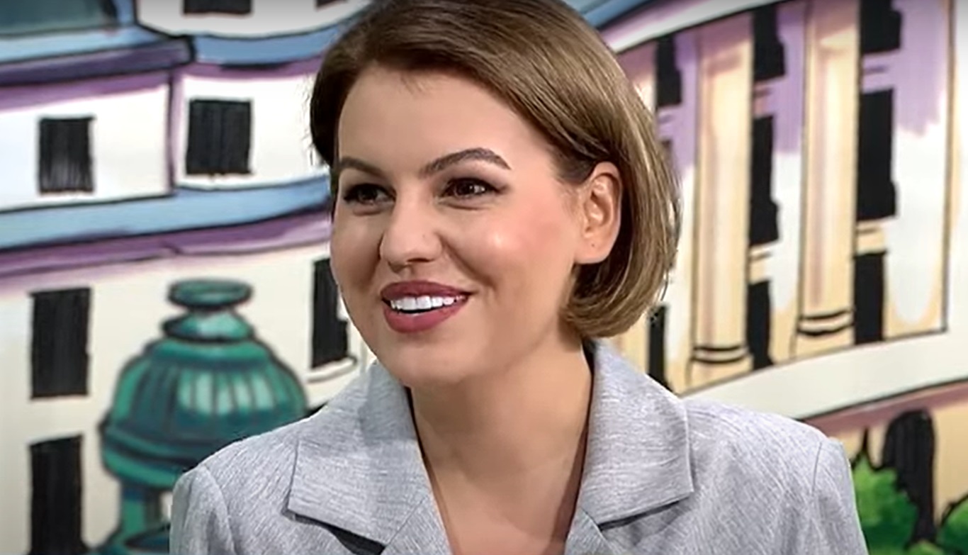 Soția româncă a lui Piero Ferrari, îmbrăcată într-o rochie de pe AliExpress și pantofi Zara. Romina Gingașu a spus cât costă ținuta purtată la Pro TV
