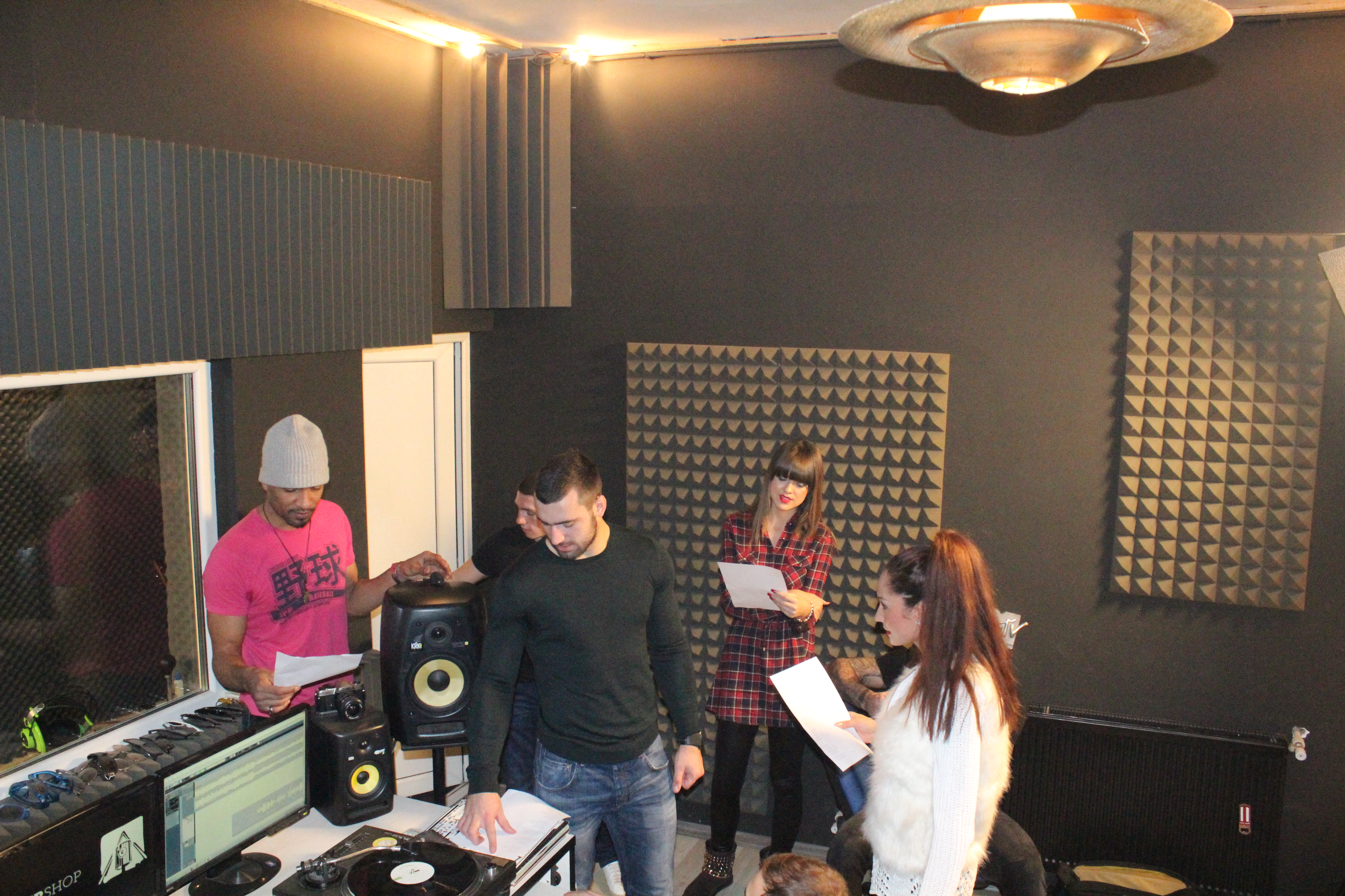 EXCLUSIV / Primiți cu colindul? Luptătorii Superkombat au intrat în studio! GALERIE FOTO&VIDEO