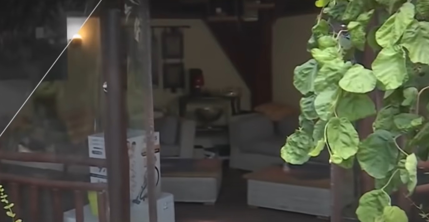 Imagini cu casa în care locuiește Mugur Mihăescu cu soția. Estimată la 800.000 de euro, vila are gazon pe acoperiș