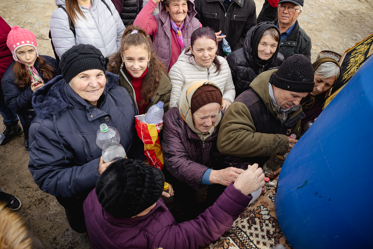 REPORTAJ Boboteaza pe malul Dunării, în comuna Ostrov: procesiune la debarcader, concurs de prins crucea și curse de cai
