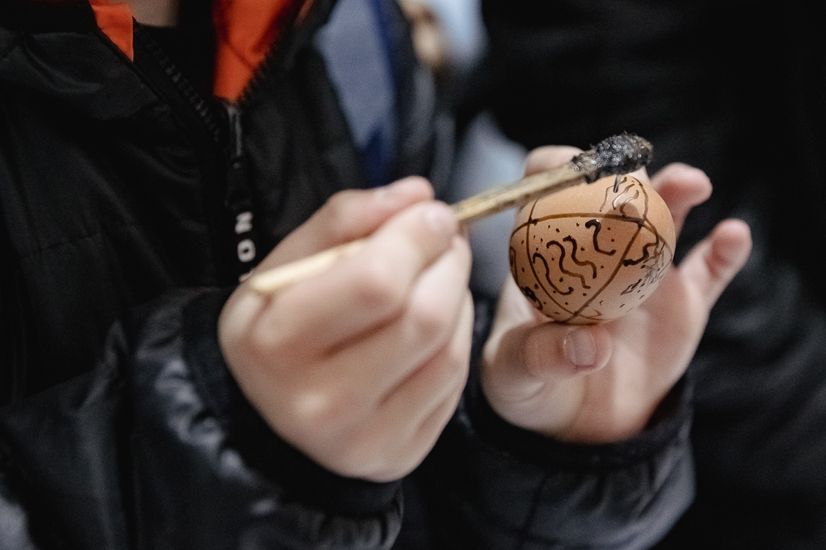 De Paști, la Muzeul Satului Vrâncean, sute de copii au lăsat smartphone-ul și au pus mâna pe chișiță, să încondeieze ouă. „Unii chiar au îndemânare, au ieșit lucruri faine”